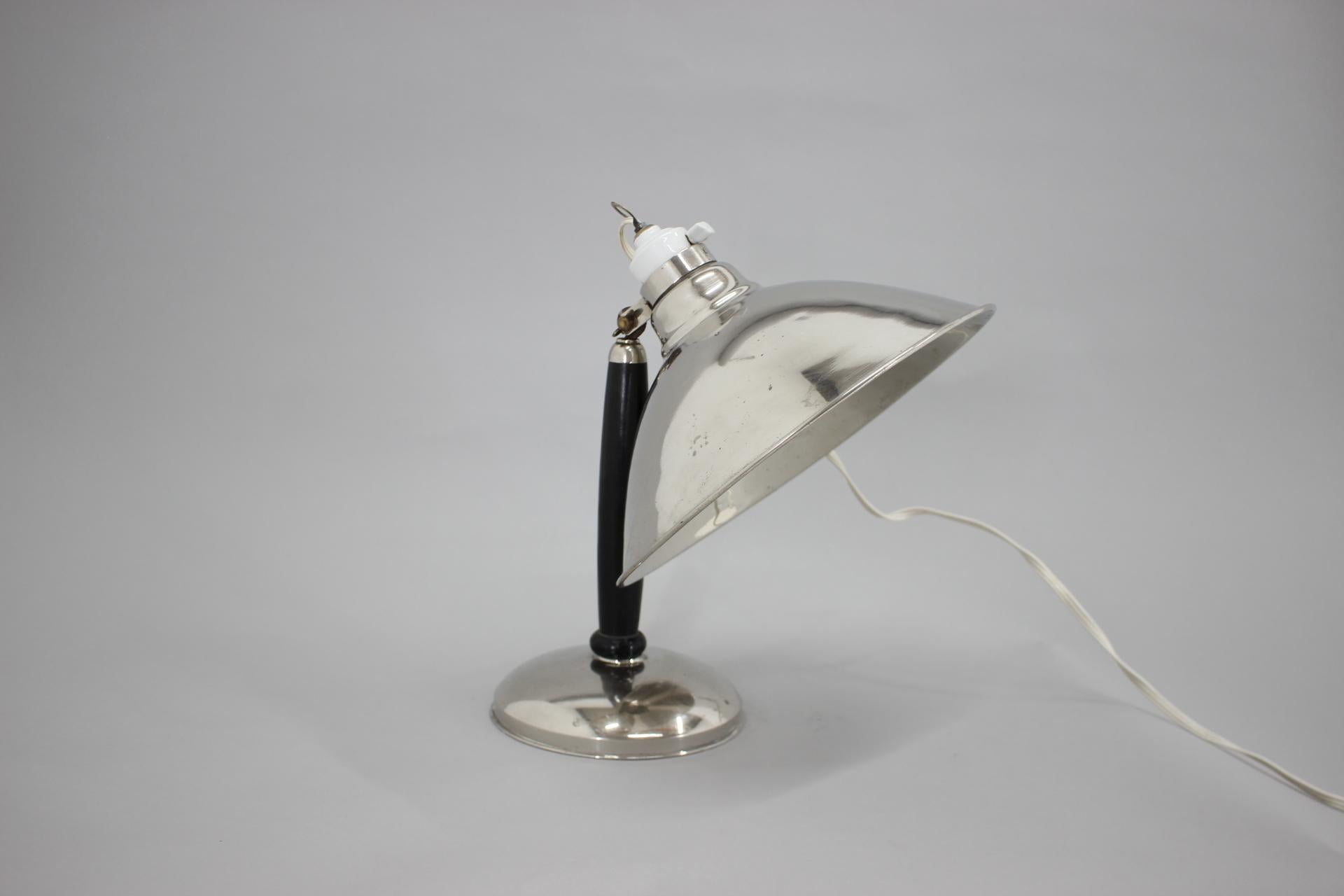 1950er Jahre Industrial Chrom & Holz Tischlampe mit Keramikschalter, Tschechoslowakei  im Angebot 6