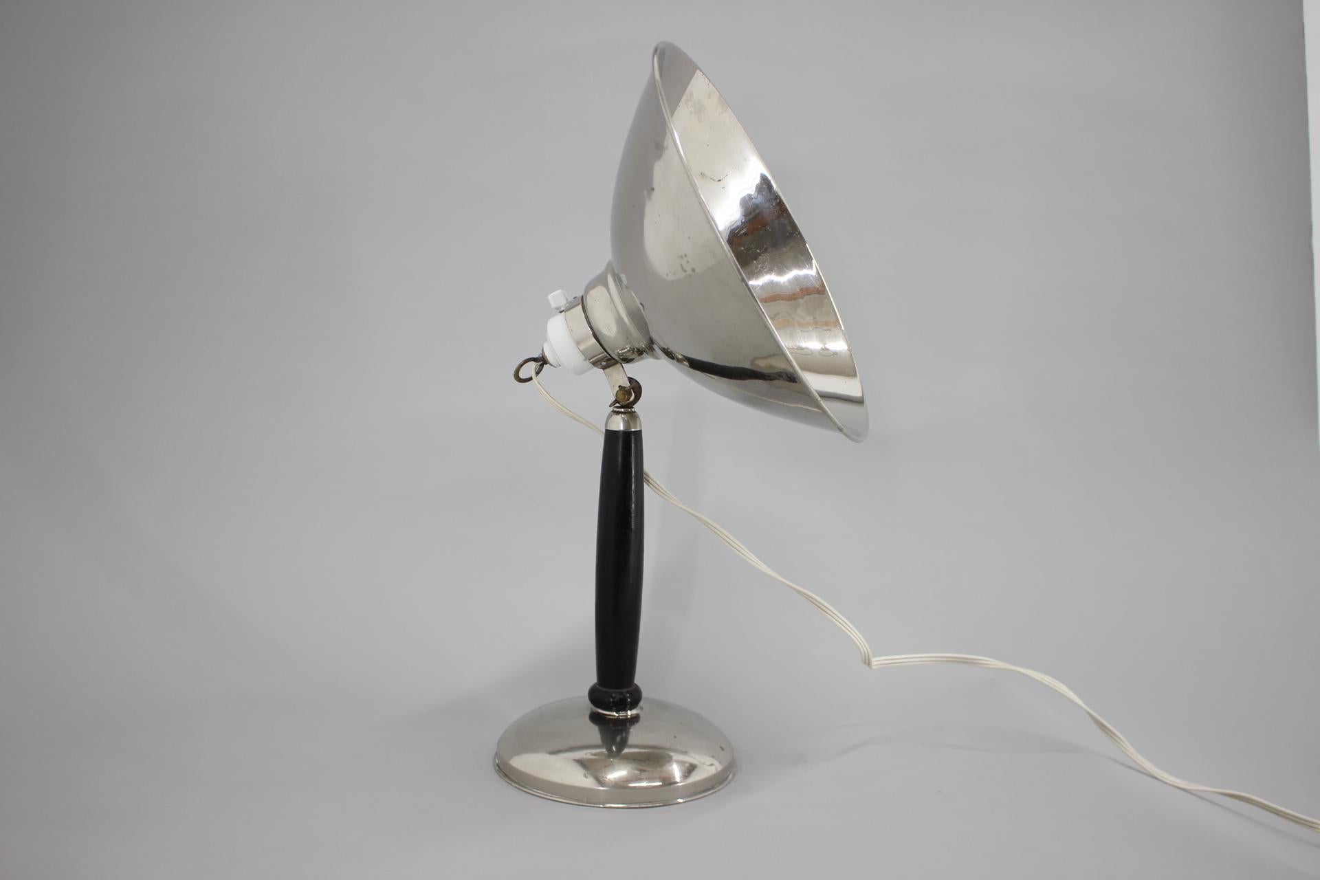 Vintage industrielle Tischlampe in Chrom mit Holzbein. Die Lampe hat einen originalen Keramikschalter (siehe Foto). Die Richtung des Schattens kann eingestellt werden. Glühbirnen: 1 x E26-E27. Inklusive US-Steckeradapter.