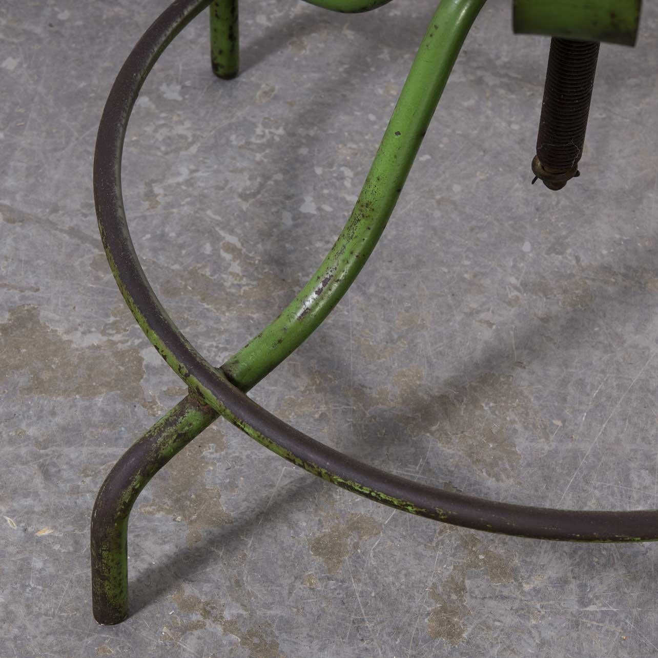 Milieu du XXe siècle Chaise pivotante industrielle tchèque des années 1950 - (1767) en vente