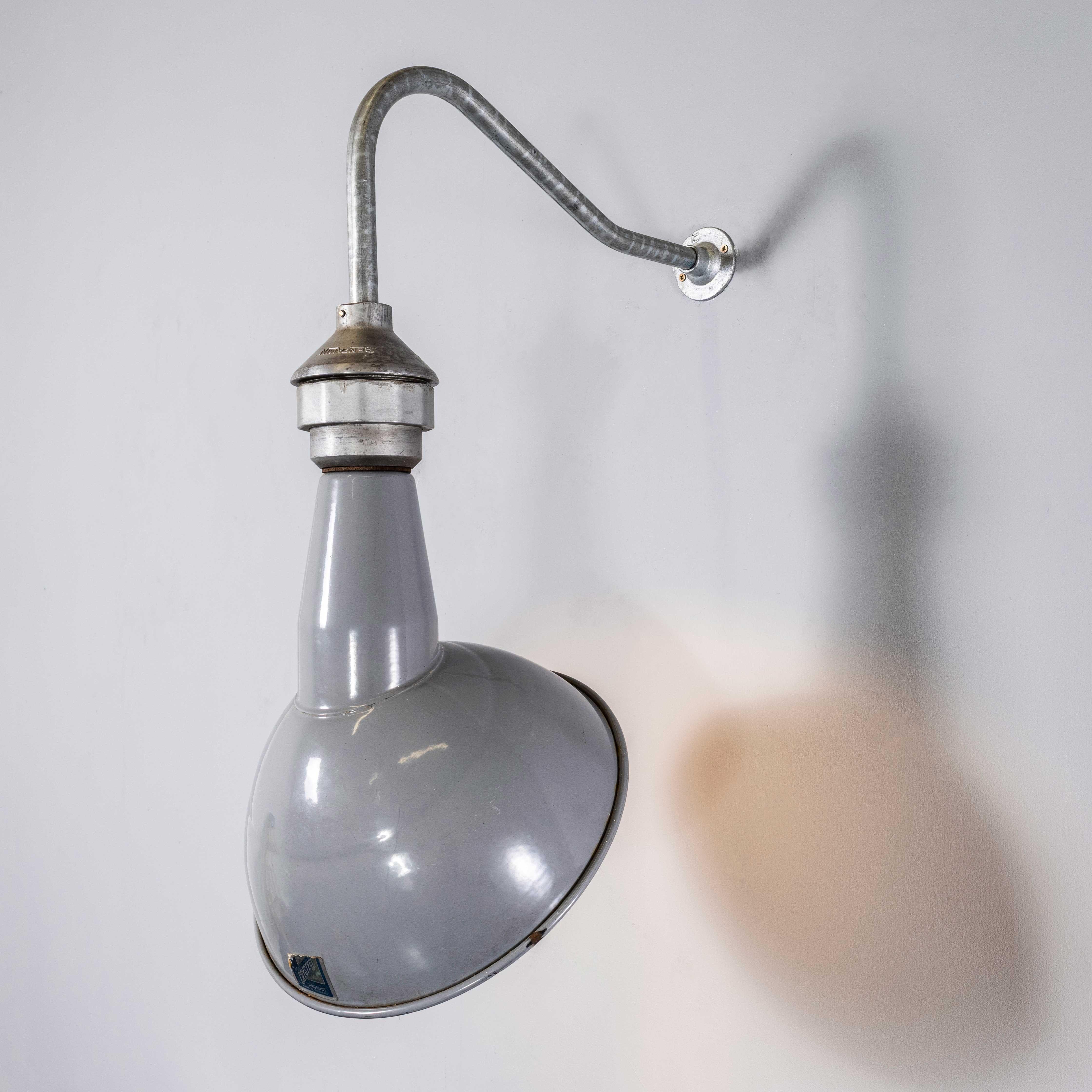 Lámparas parabólicas esmaltadas Benjamin Crysteel Gris Industrial de los años 50 en venta 3