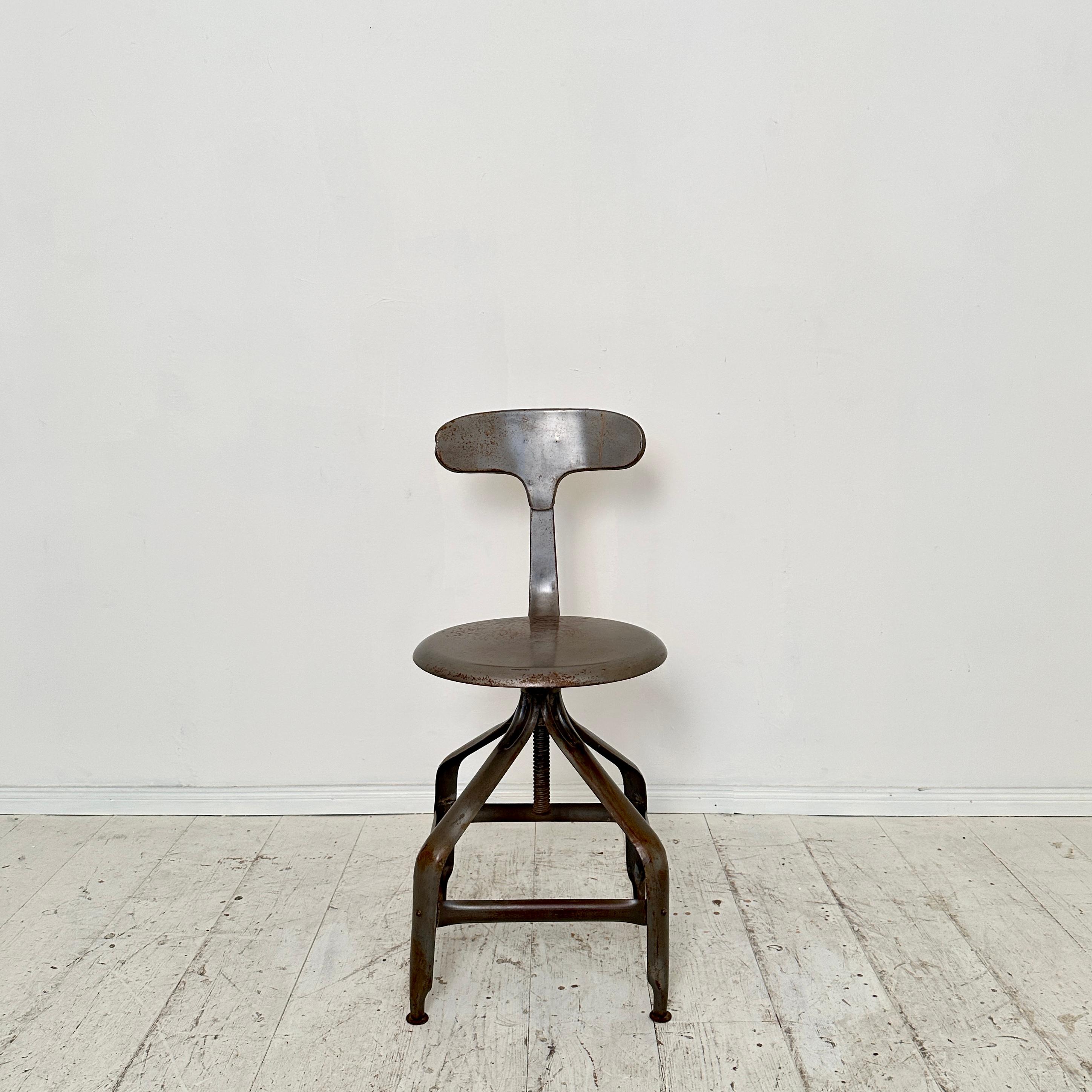 1950s Industrial Swivel Chair in Metal In Good Condition For Sale In Berlin, DE