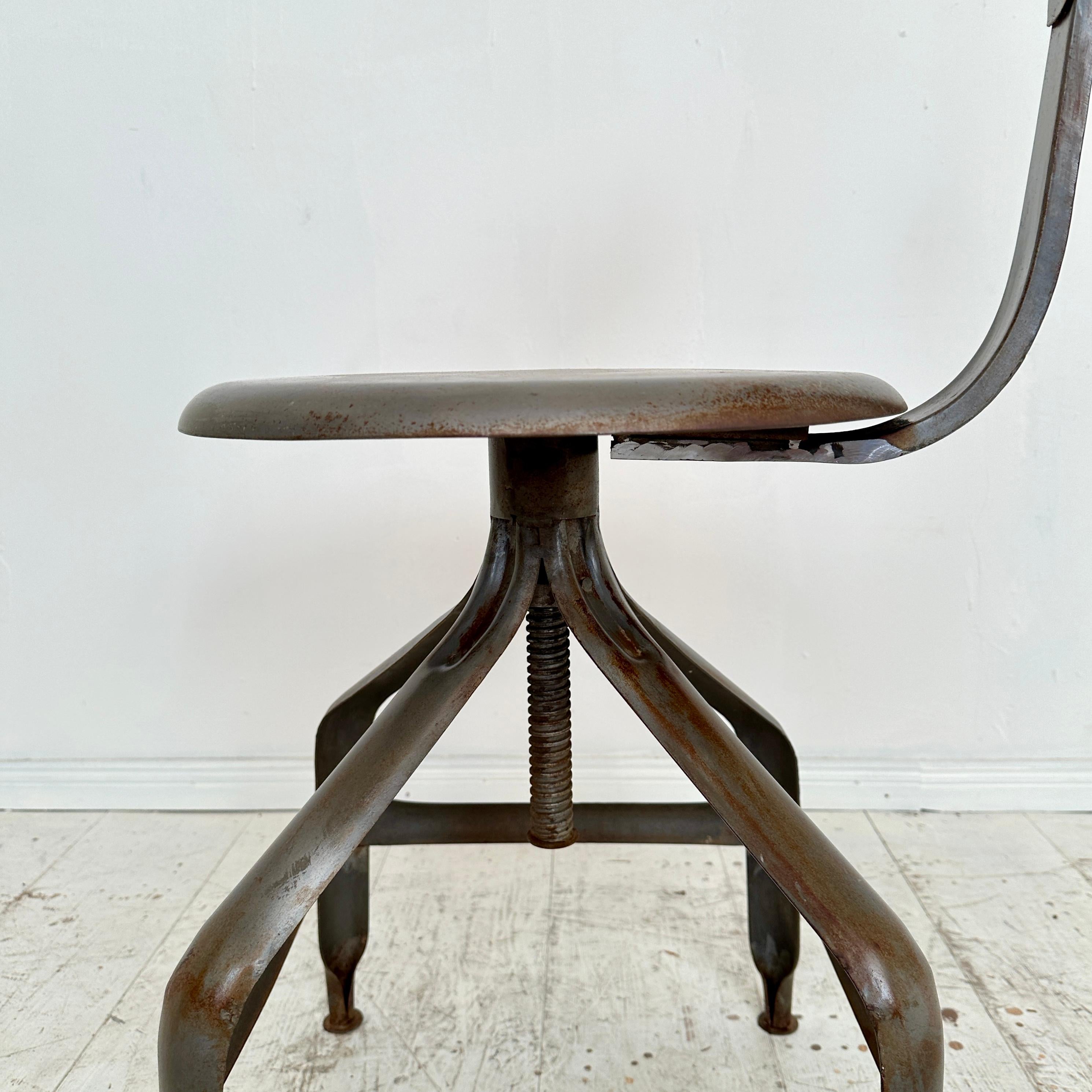 1950s Industrial Swivel Chair in Metal For Sale 1