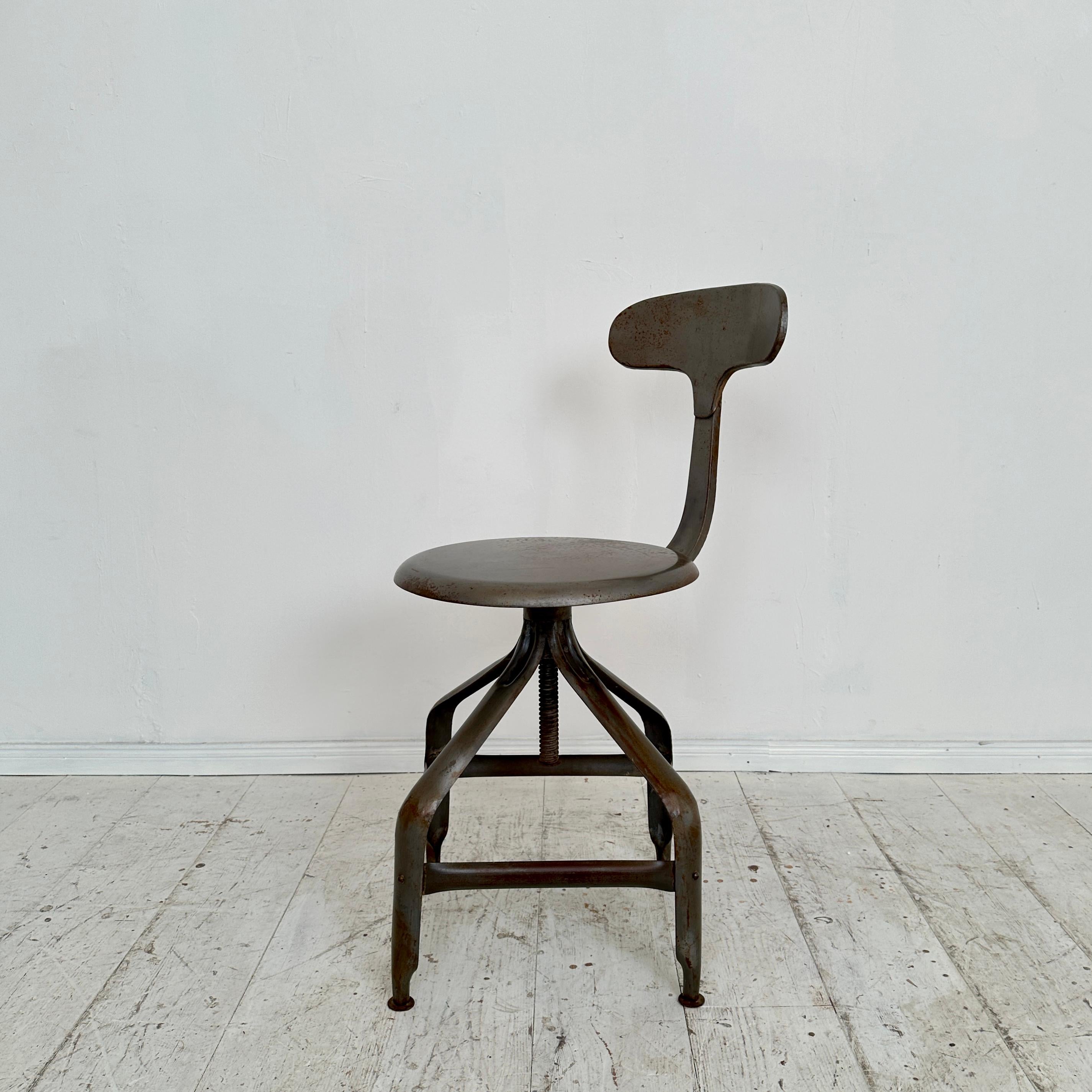 1950s Industrial Swivel Chair in Metal For Sale 2