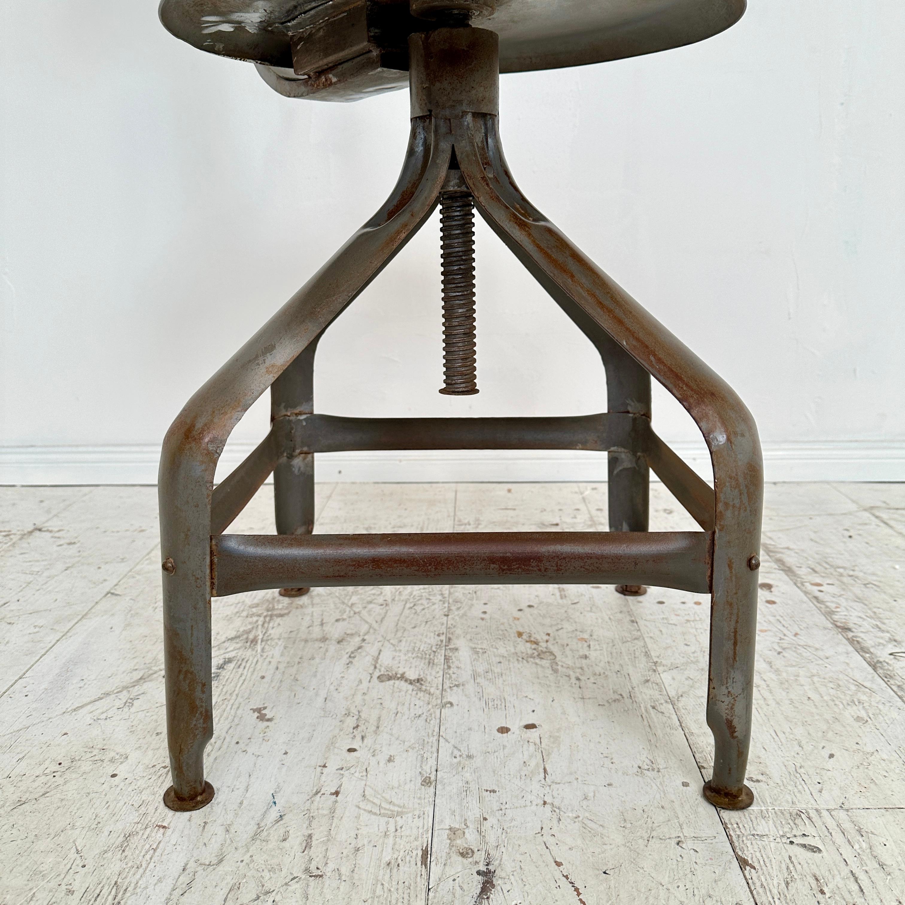 Chaise pivotante industrielle en métal des années 1950 en vente 1