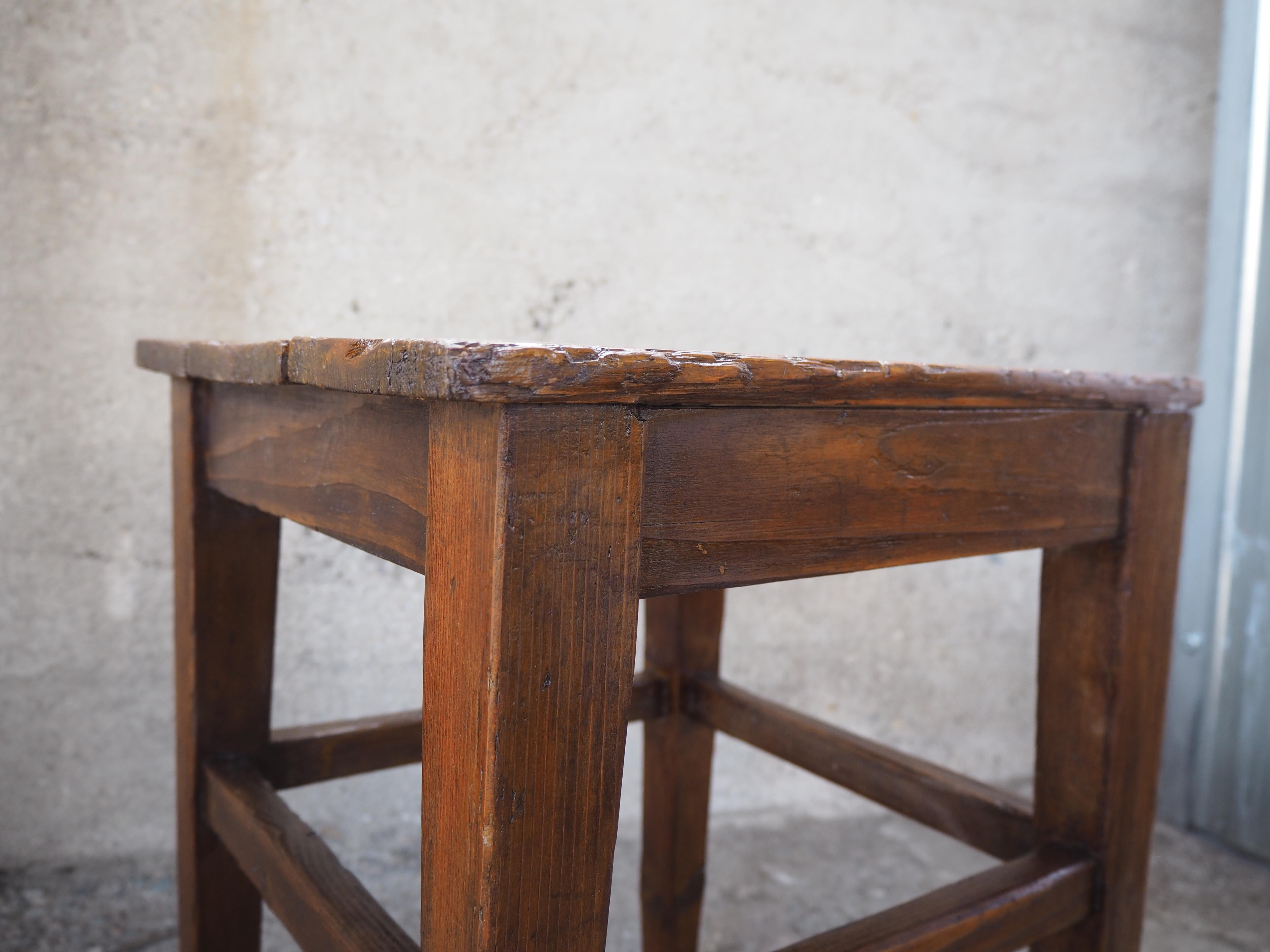 Taburete industrial de madera de los años 50 con pátina original en venta 3