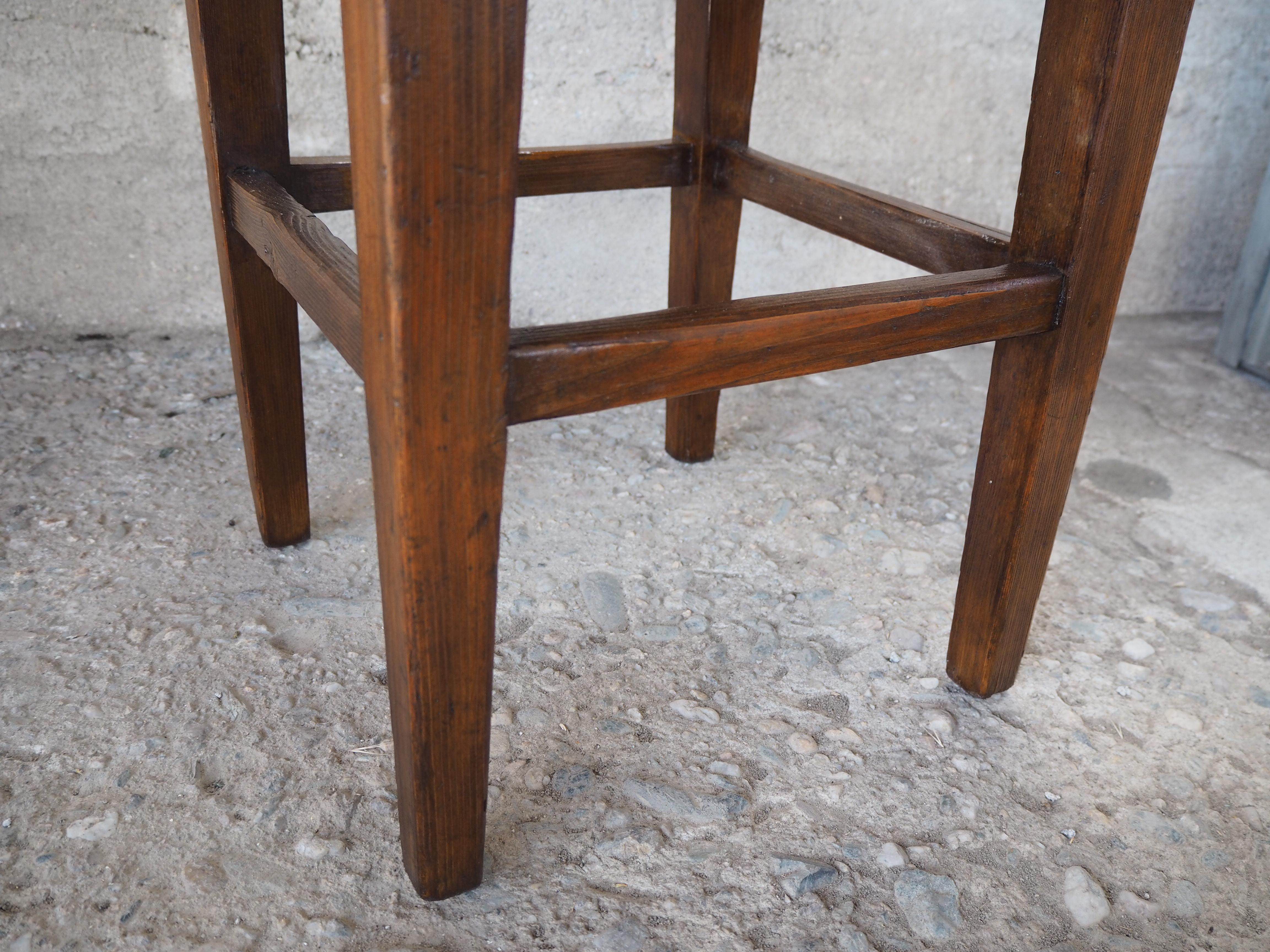 Taburete industrial de madera de los años 50 con pátina original en venta 4