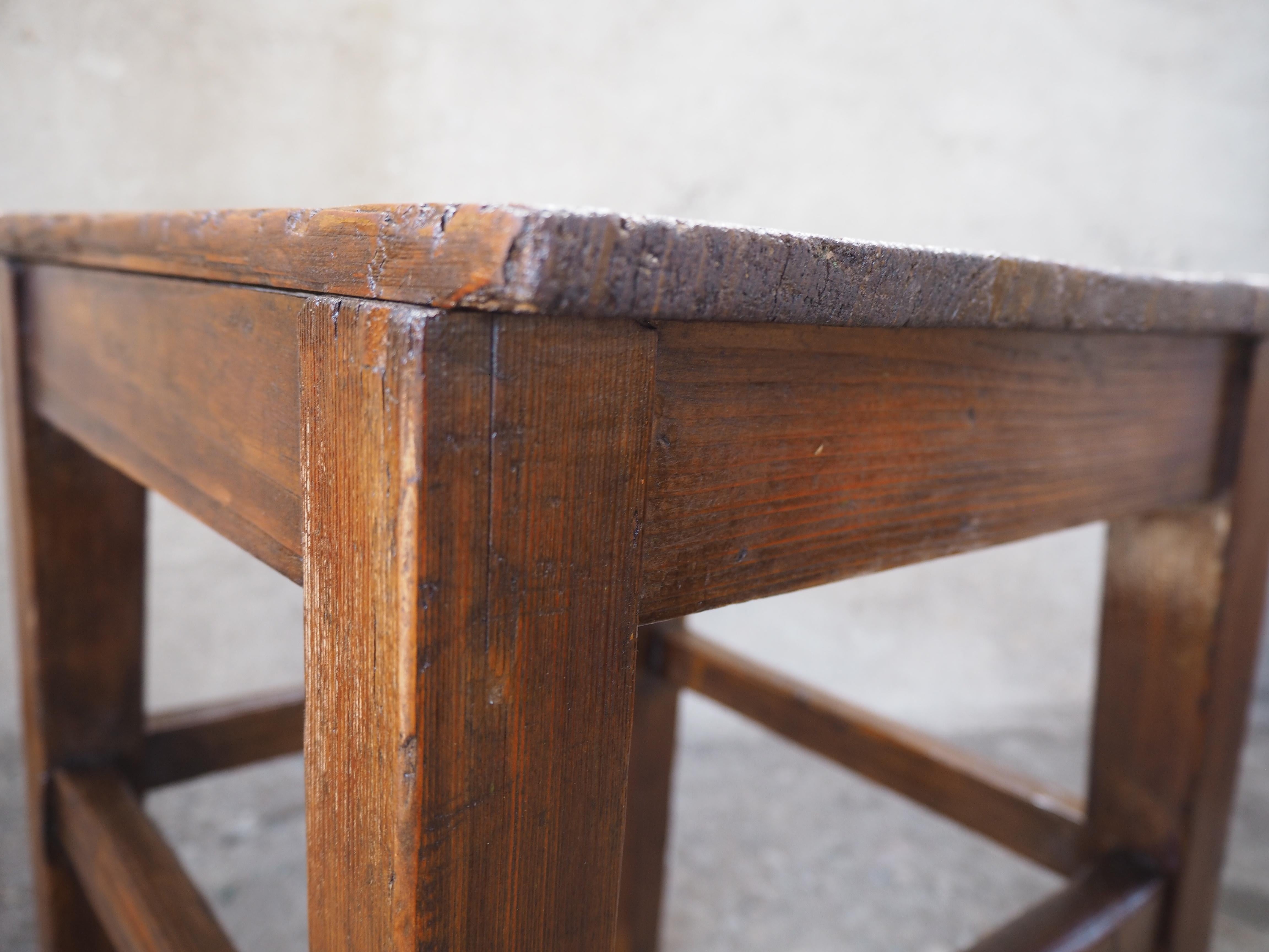 Taburete industrial de madera de los años 50 con pátina original en venta 6