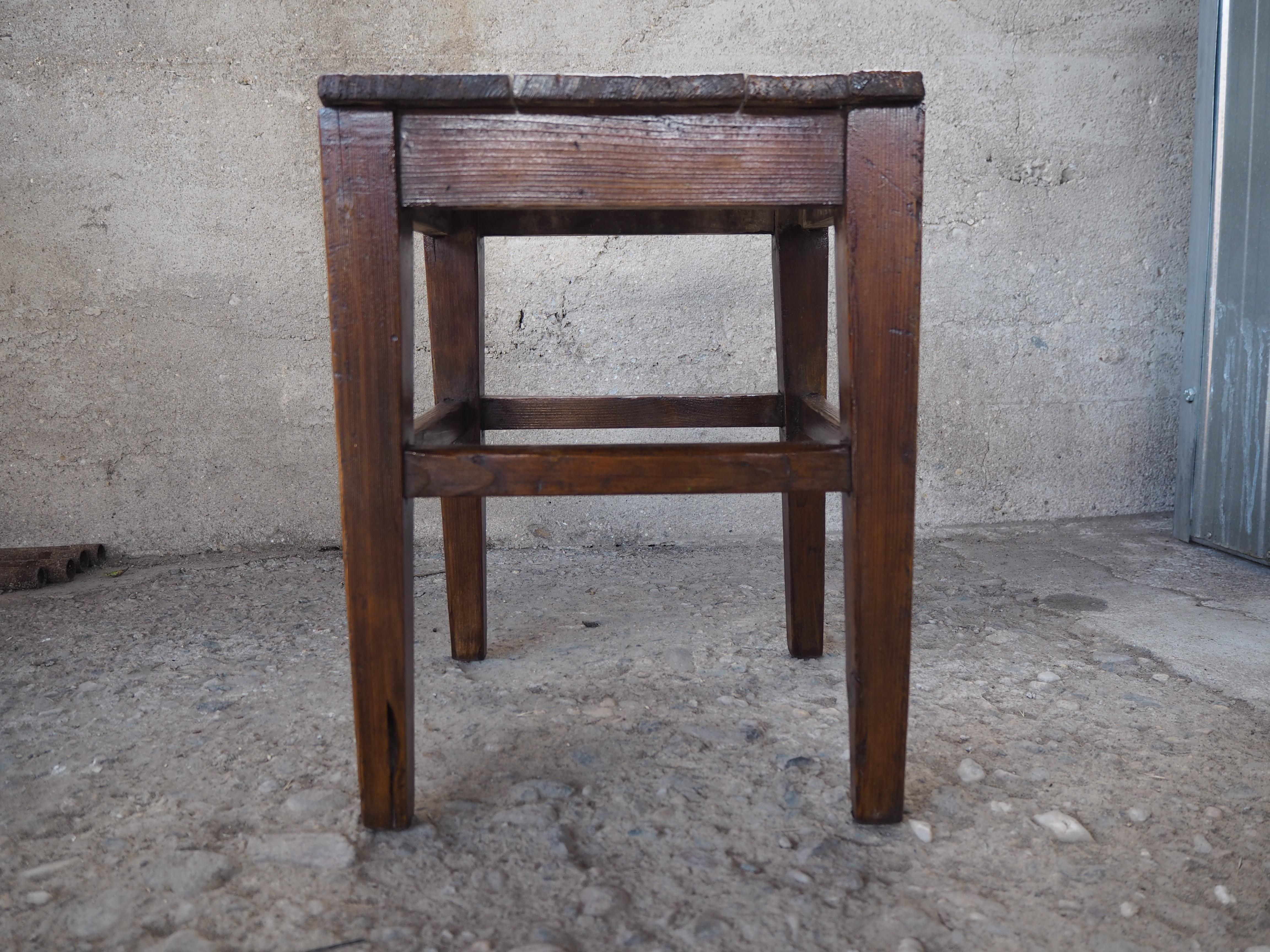 Taburete industrial de madera de los años 50 con pátina original en venta 7