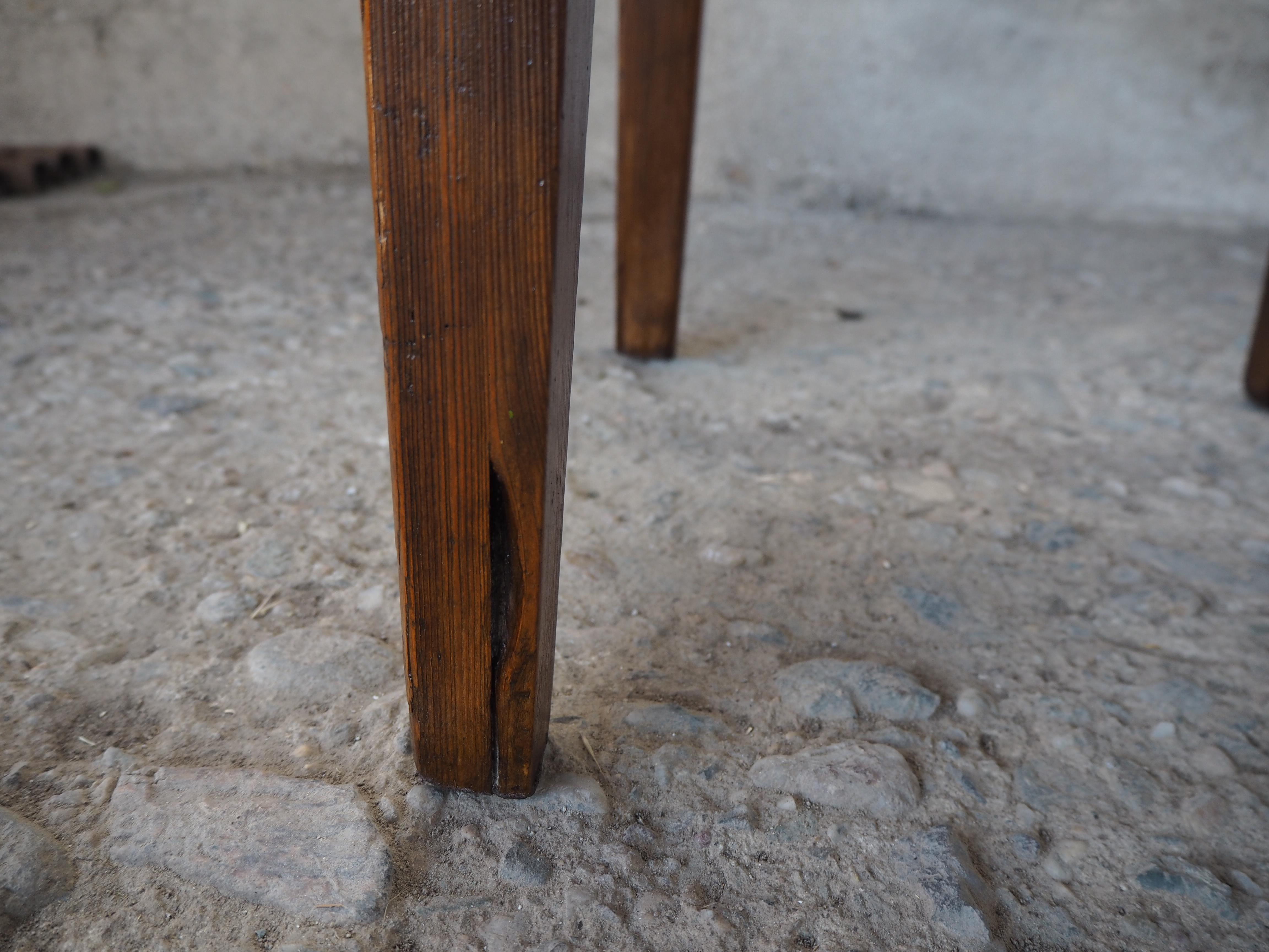 Taburete industrial de madera de los años 50 con pátina original en venta 8
