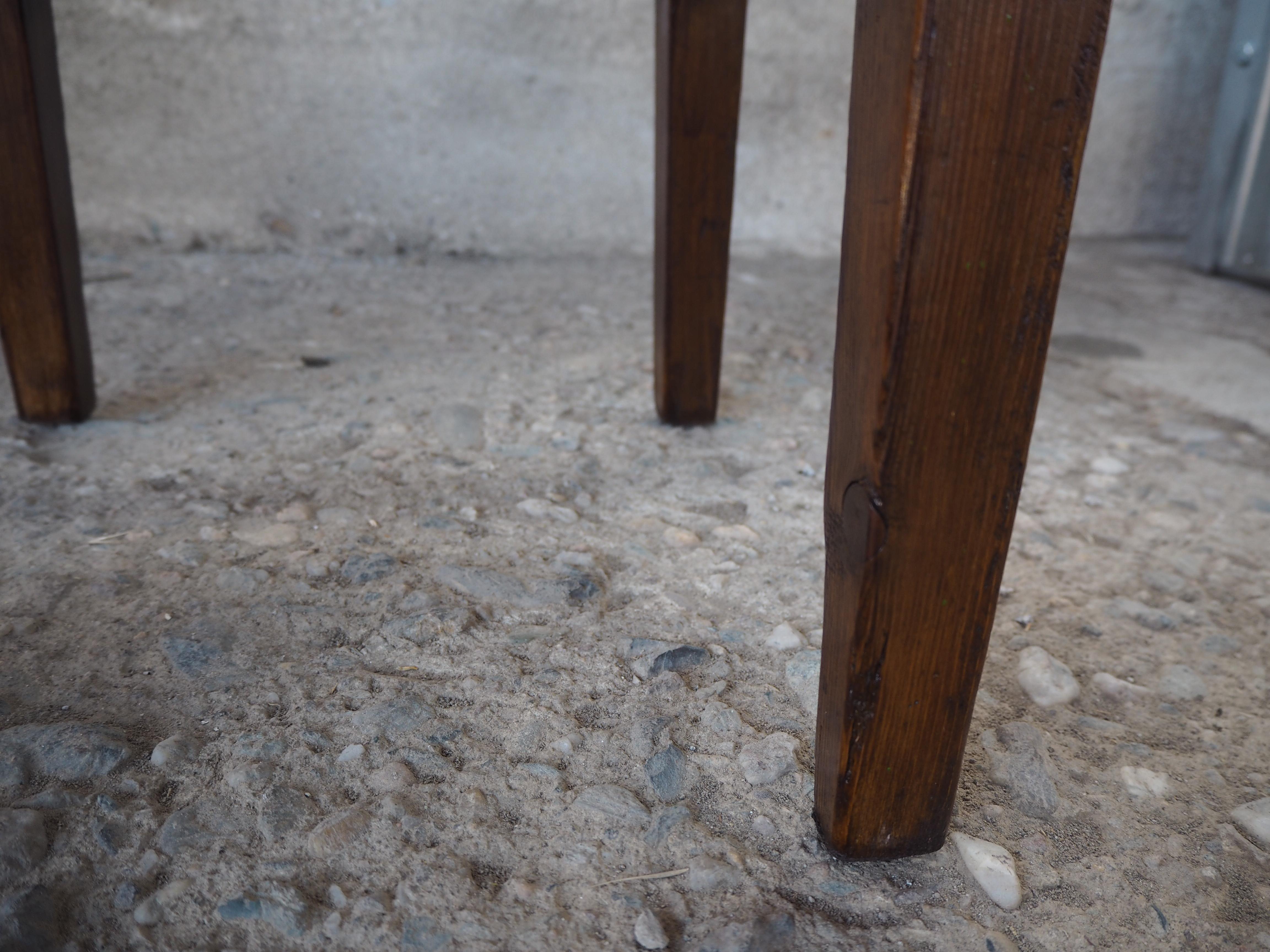 Taburete industrial de madera de los años 50 con pátina original en venta 9