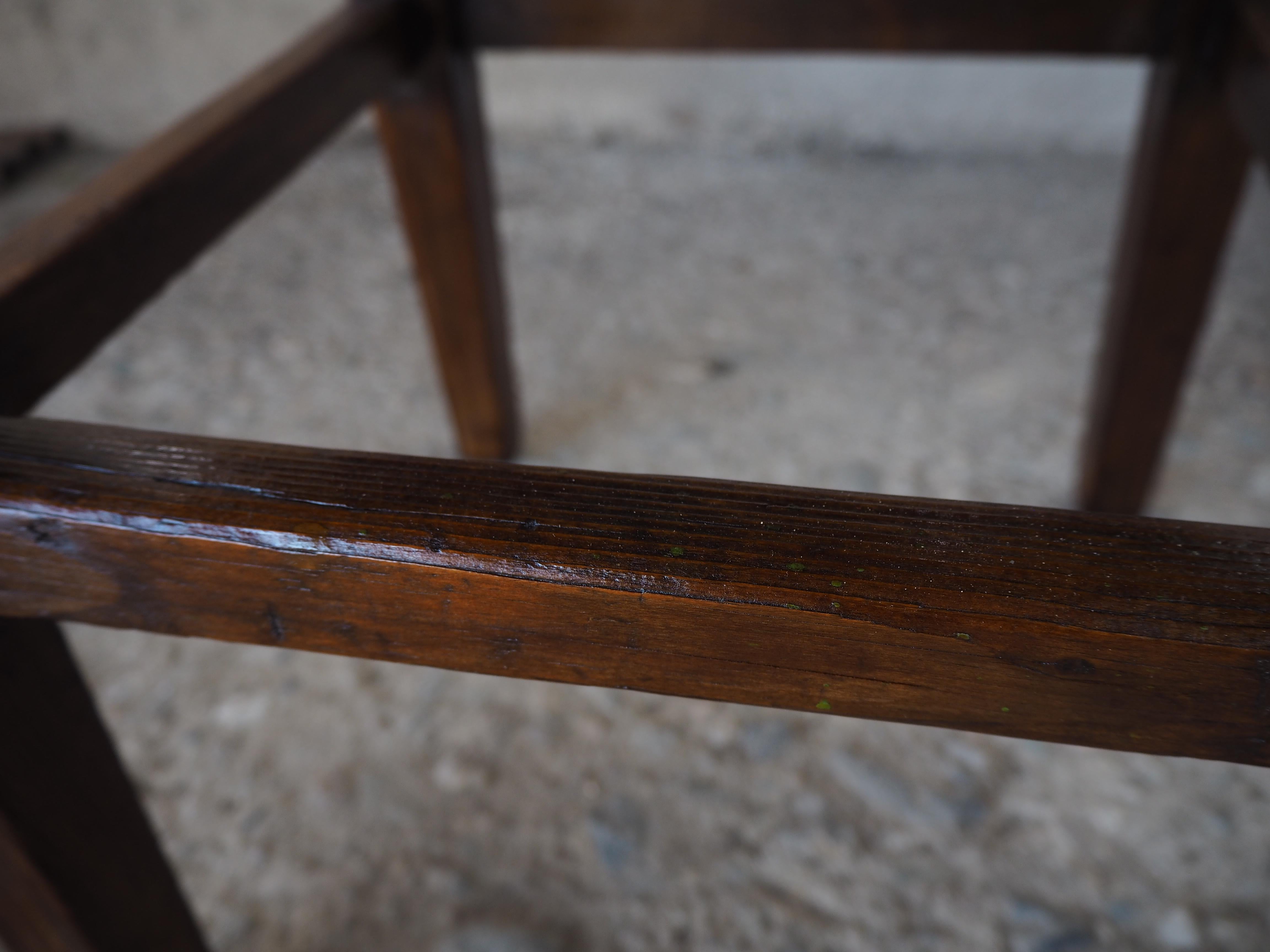 Taburete industrial de madera de los años 50 con pátina original en venta 10