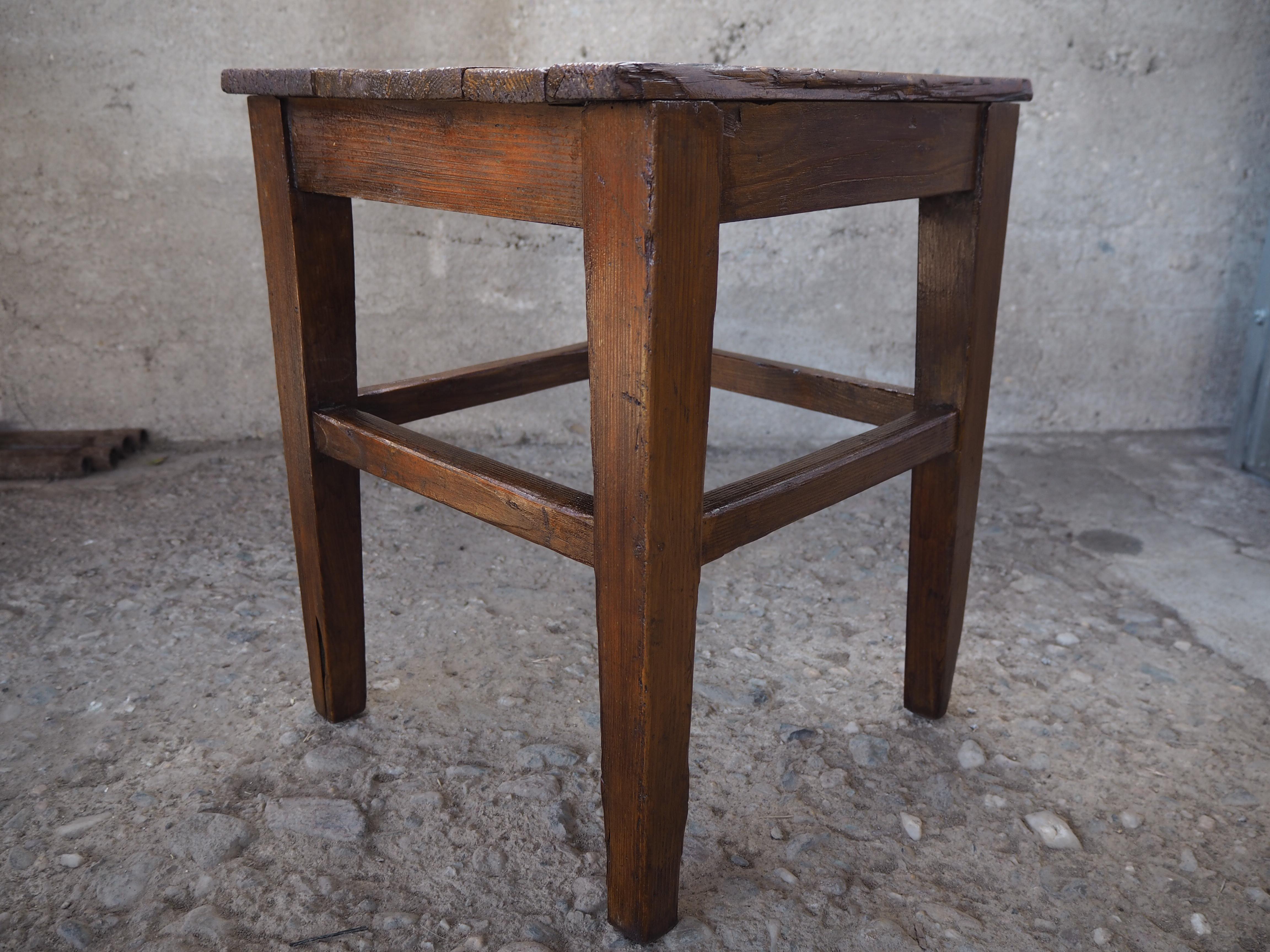 Taburete industrial de madera de los años 50 con pátina original en venta 12