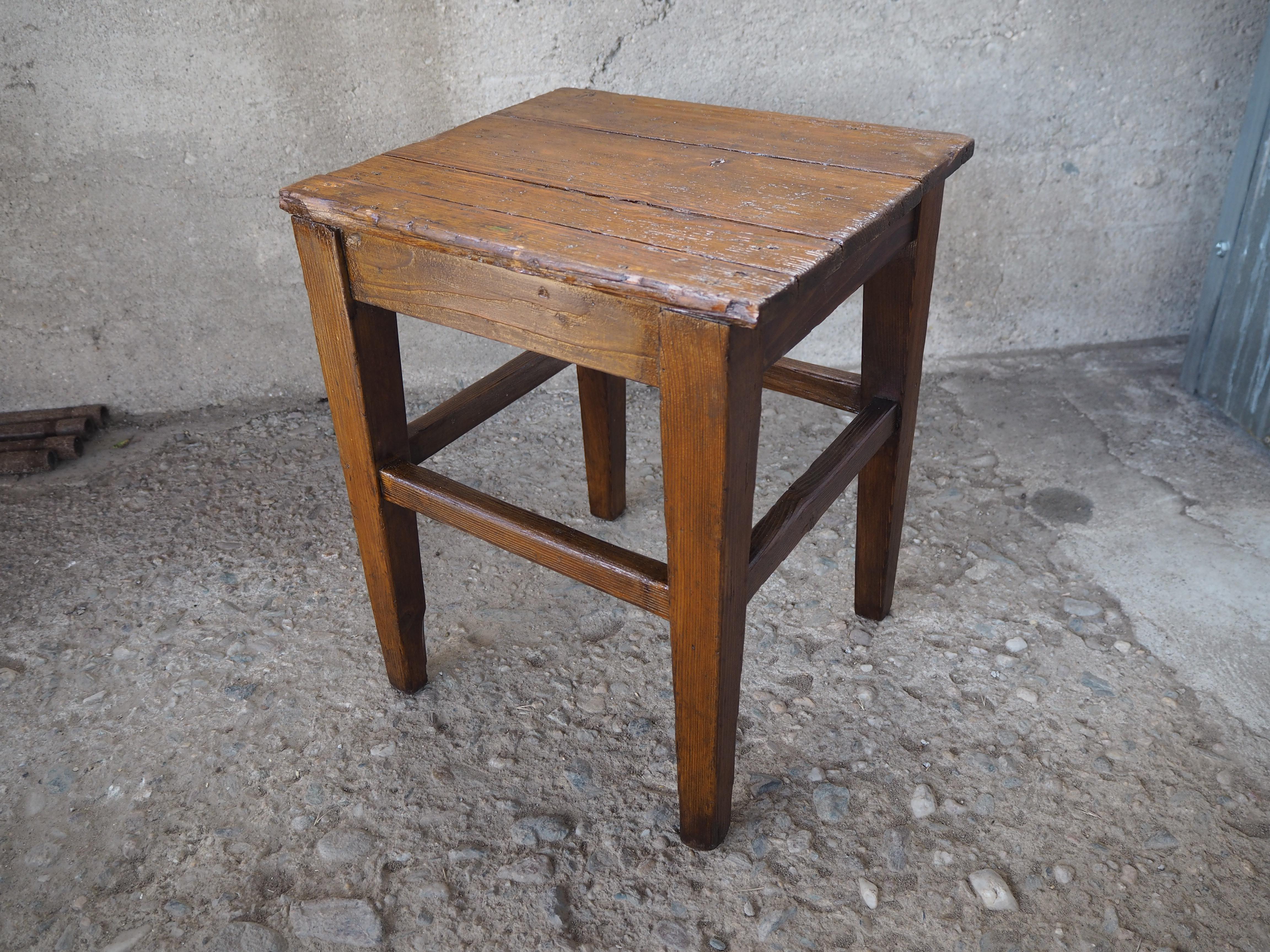 Taburete industrial de madera de los años 50 con pátina original Industrial en venta