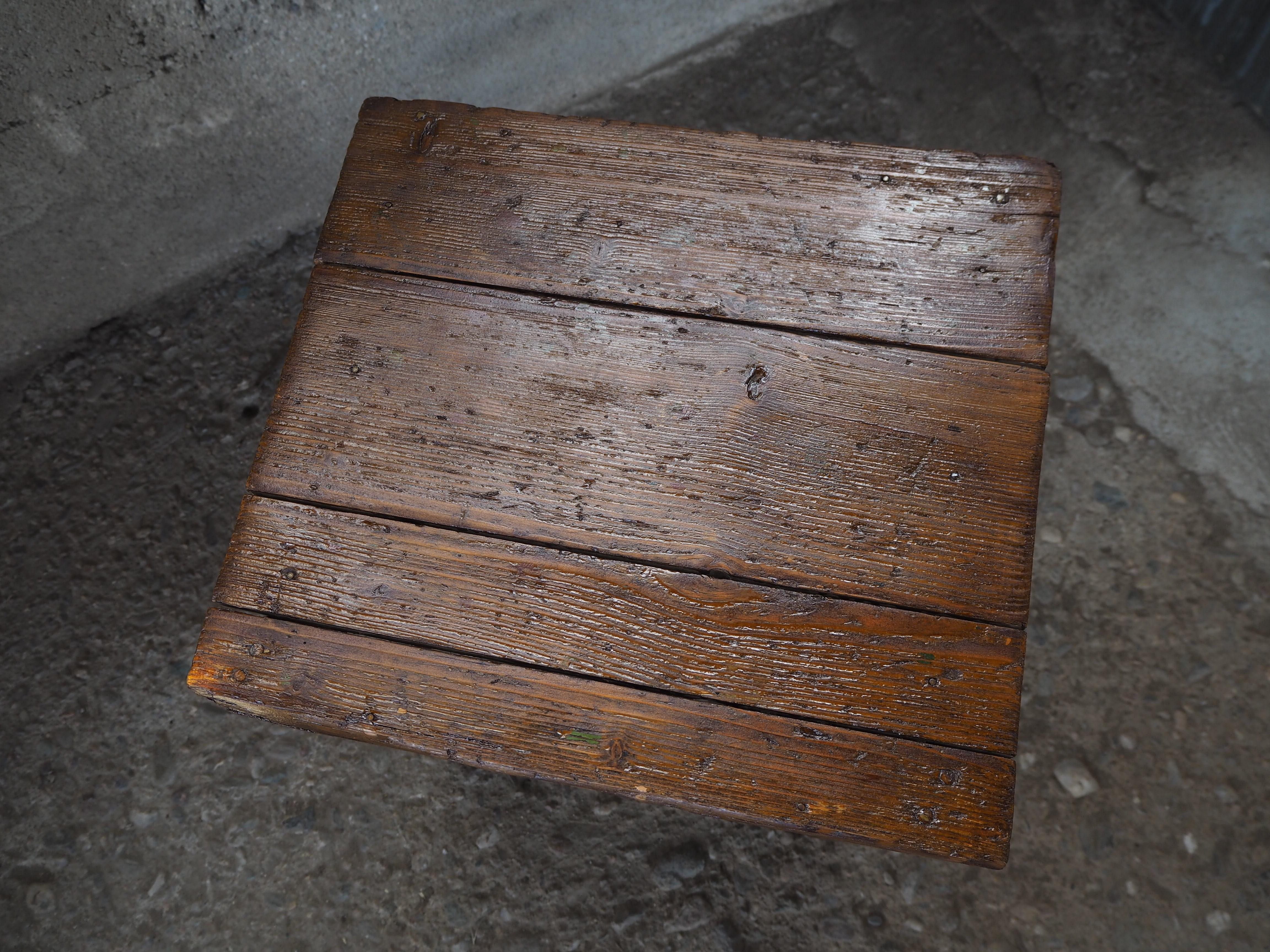 Taburete industrial de madera de los años 50 con pátina original Checo en venta