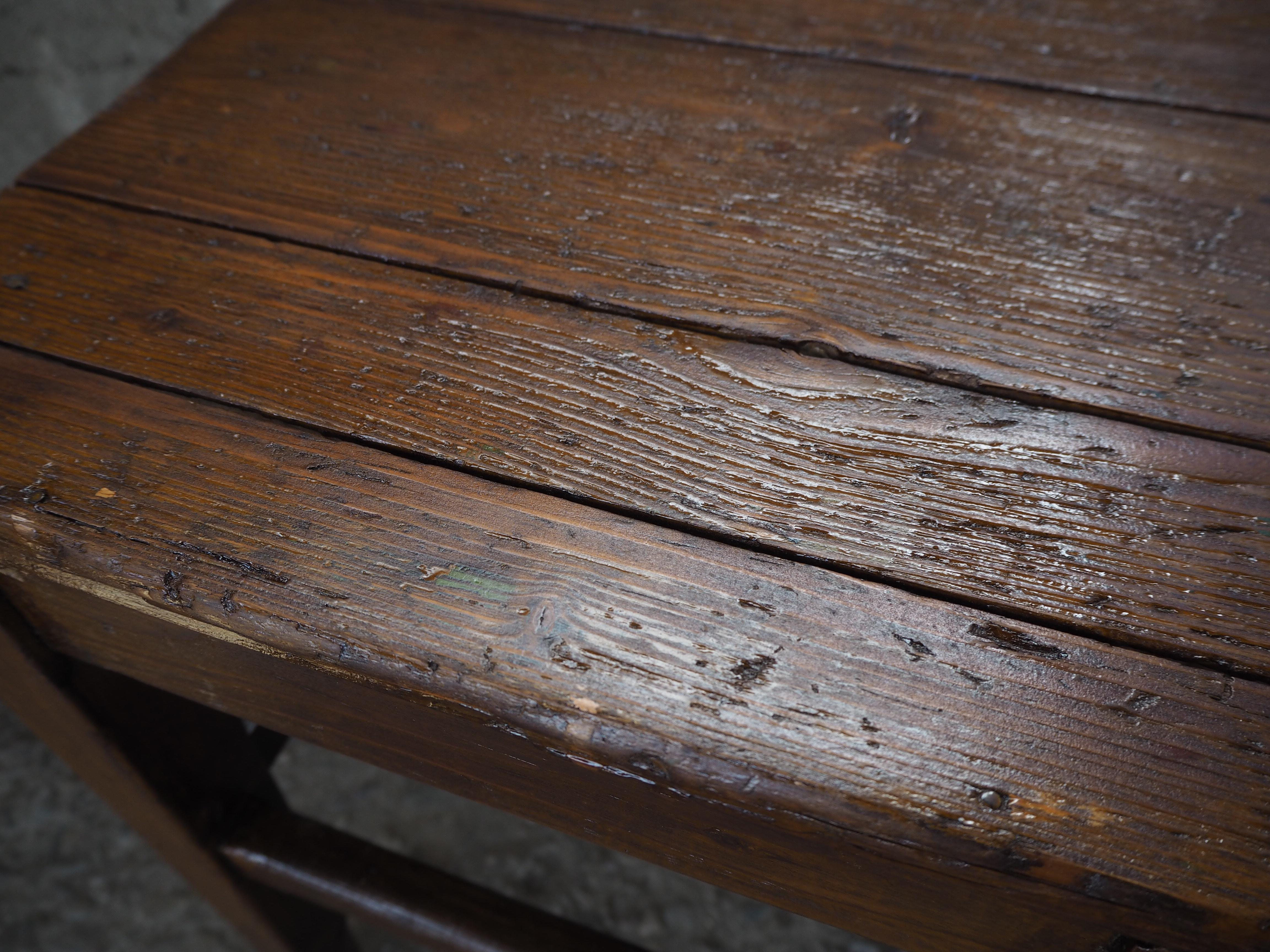 Taburete industrial de madera de los años 50 con pátina original en Bastante bueno estado para la venta en Praha, CZ