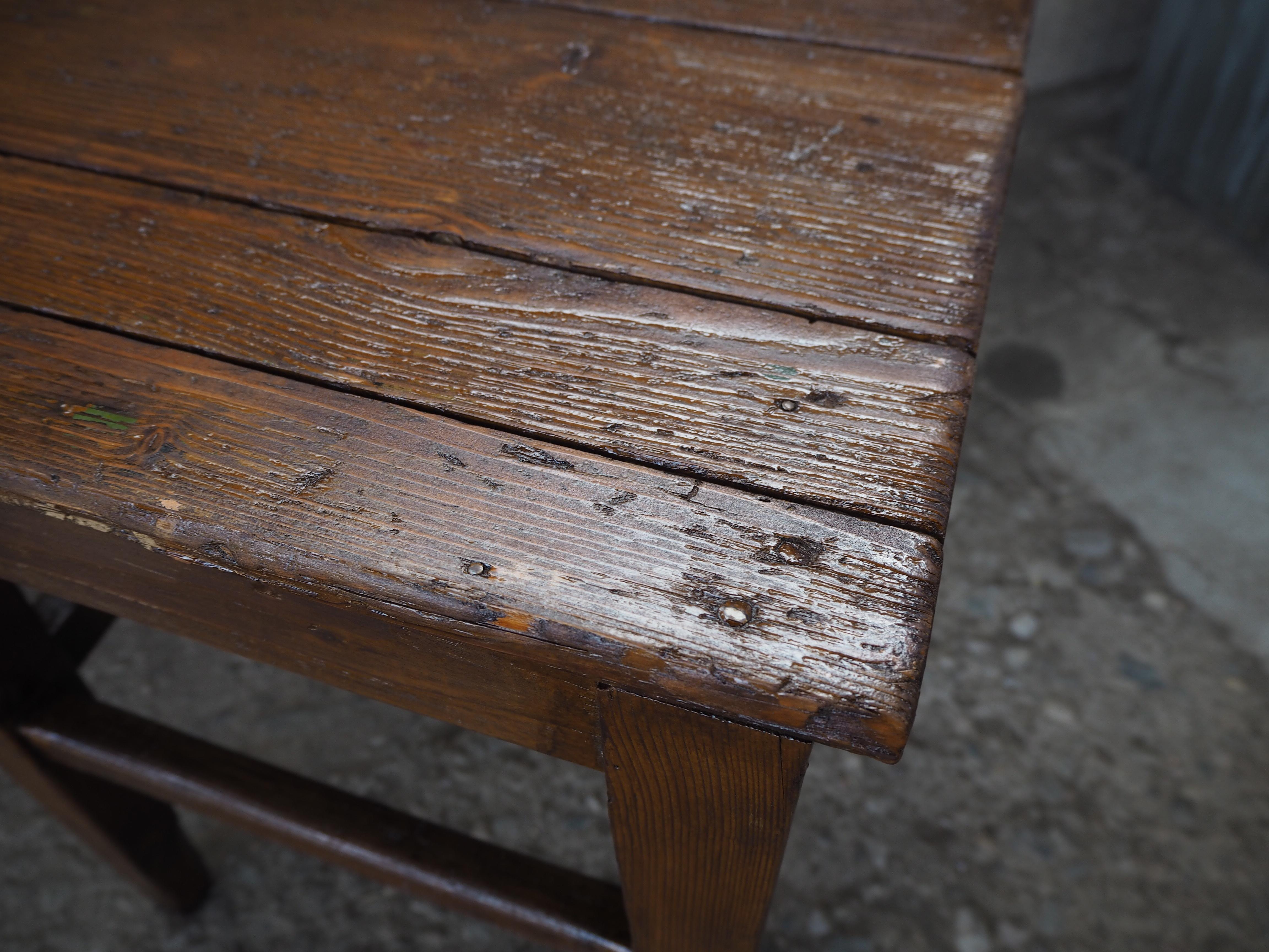 Taburete industrial de madera de los años 50 con pátina original siglo XX en venta