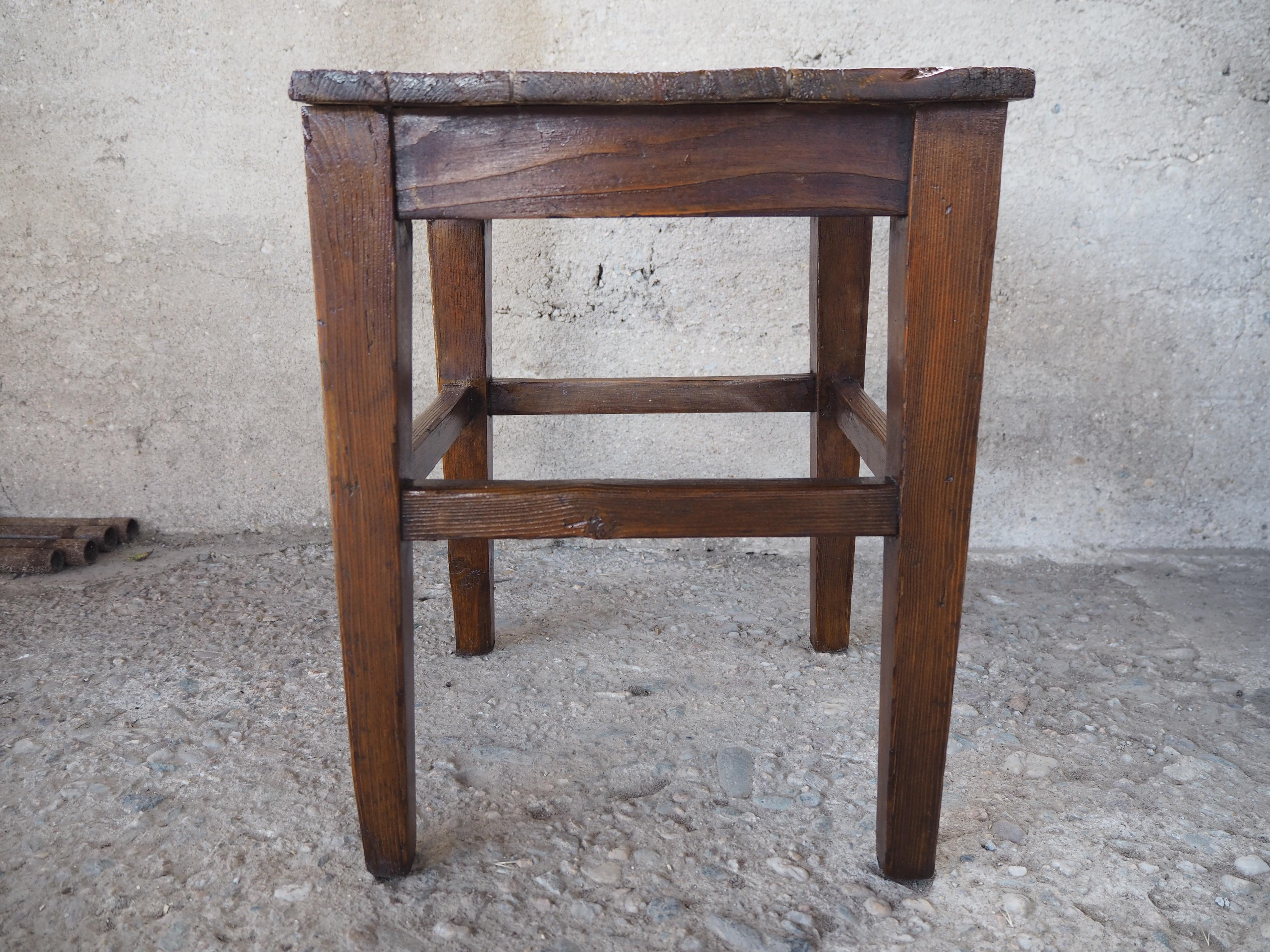 Taburete industrial de madera de los años 50 con pátina original en venta 2