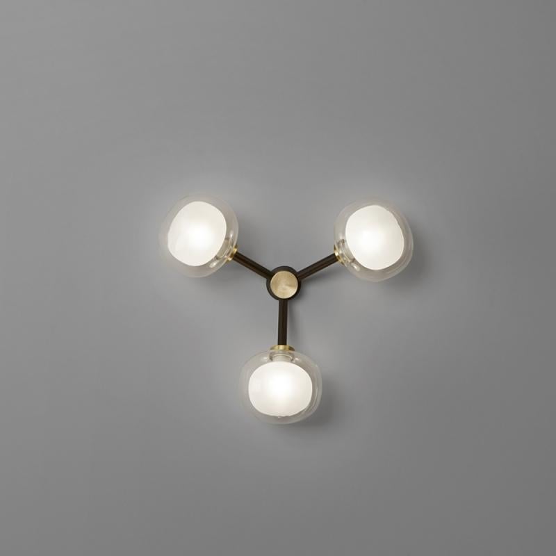 Code 552.73.
eine von den 1950er Jahren inspirierte Kollektion eleganter und raffinierter Lampen, die mit ihren Details jeden Raum bereichern. Ein doppelseitiges, kugelförmiges, leuchtendes Objekt aus Borosilikatglas macht diese Lampen in