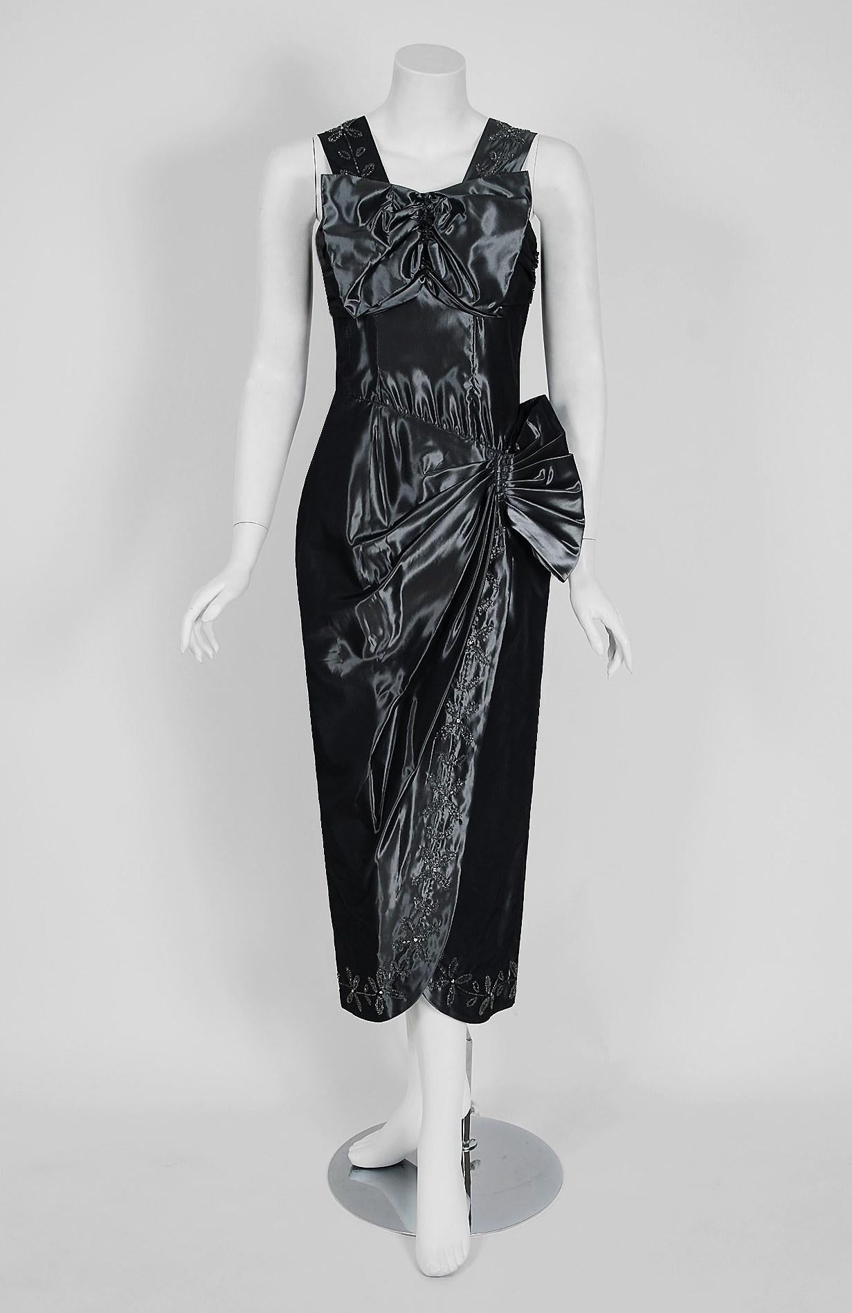Atemberaubende 1950's gunmetal Silber Bombe benutzerdefinierte Cocktail-Kleid aus der Old Hollywood Ära des Glamours! Das Mieder besteht aus einer verführerischen, tief ausgeschnittenen Schleife, die in eine stark modellierte, asymmetrische