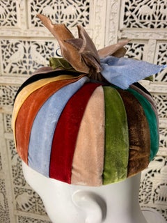Cappello a bolla con nastro di velluto multicolore Irina Roublon Couture del 1950