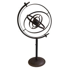 Sphère armillaire ou sphère rotative en fer des années 1950 sur socle en métal