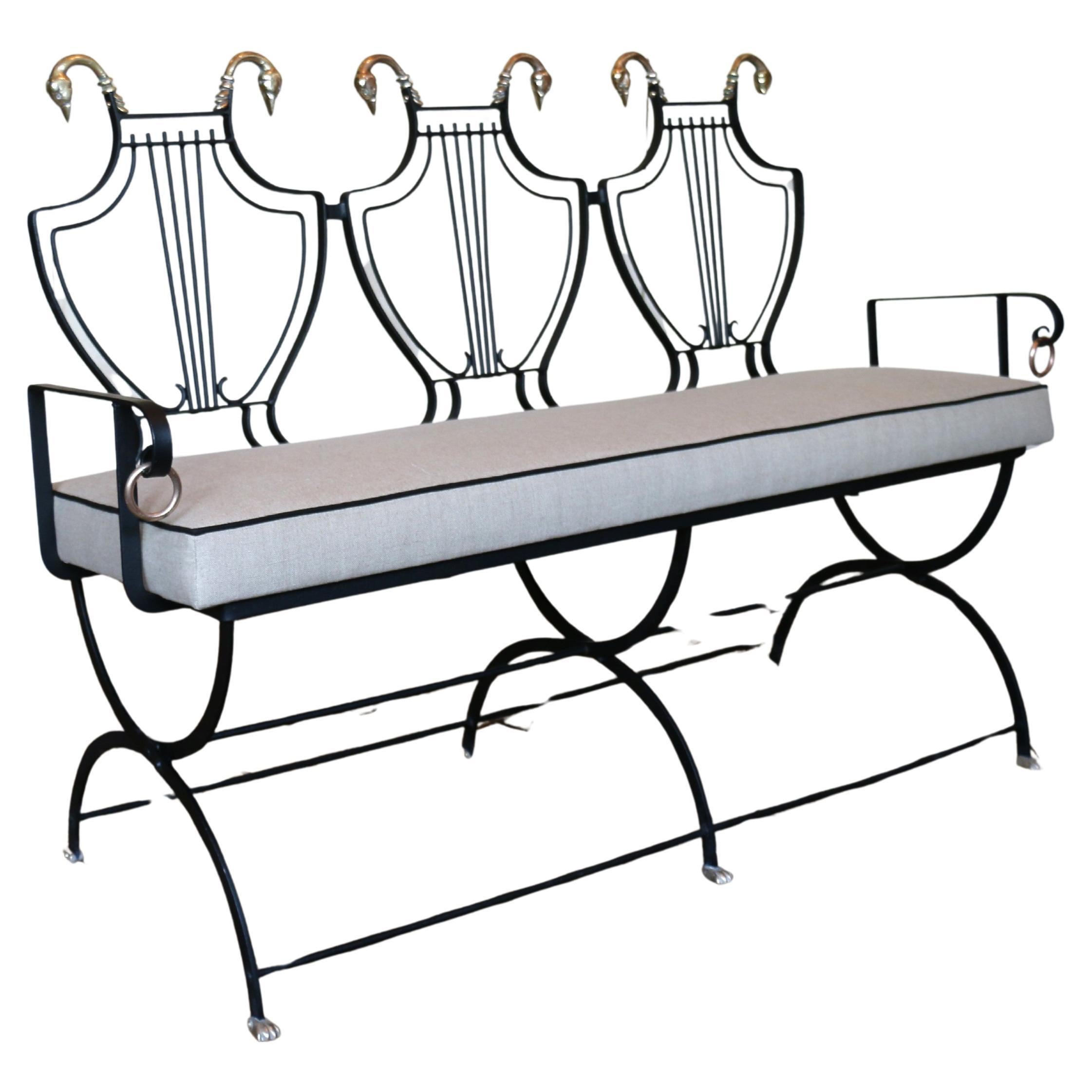 Sillón con respaldo de lira de hierro de los años 50, con cabezas de cisne y patas de garra de latón, de Maison Jansen en venta