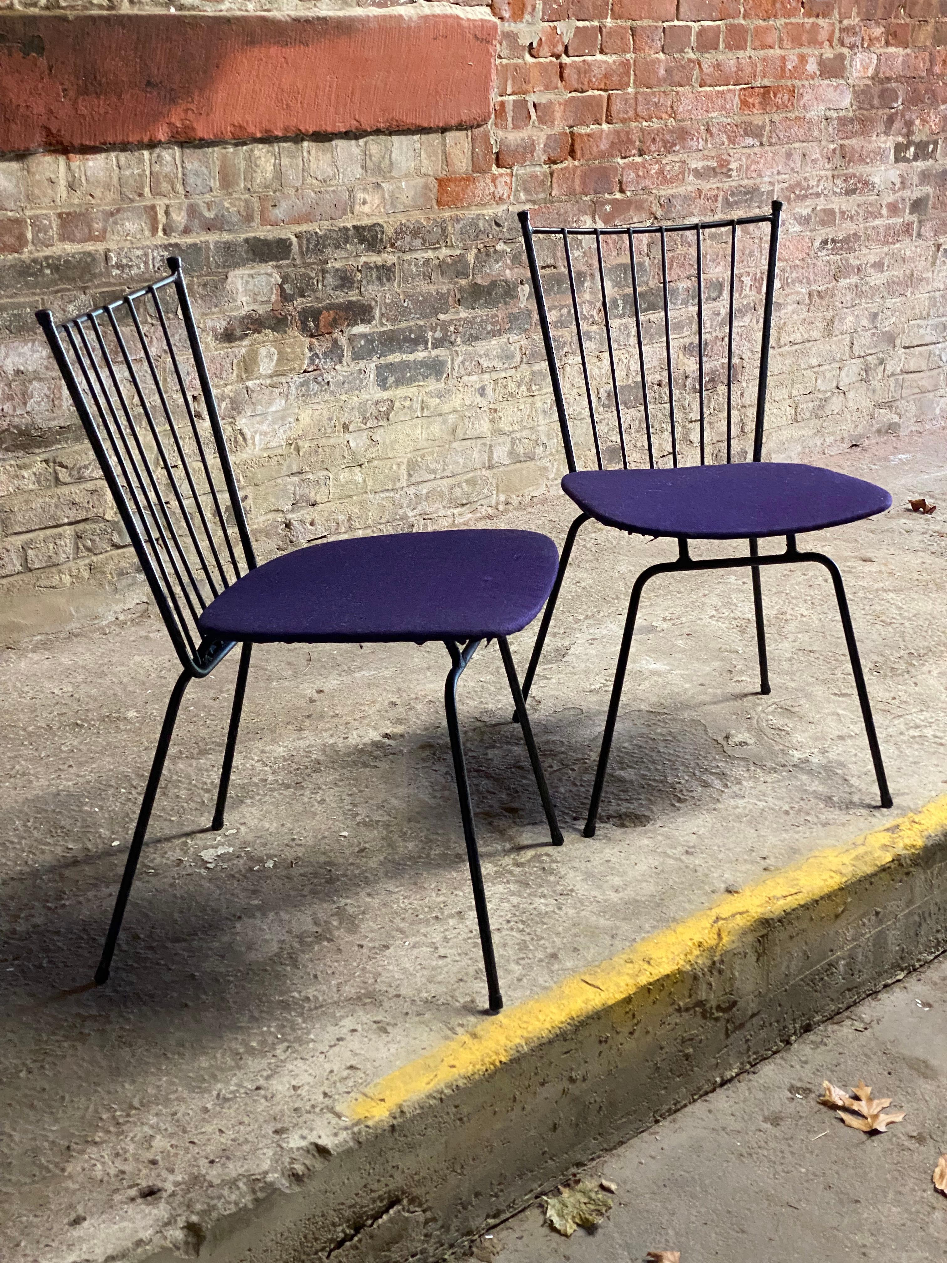 Une très belle paire de chaises latérales à dossier en éventail. Elles sont à la hauteur d'une chaise de salle à manger et peuvent également être utilisées comme chaise d'appoint n'importe où. Circa 1950-60. La base de la chaise en fer rappelle les