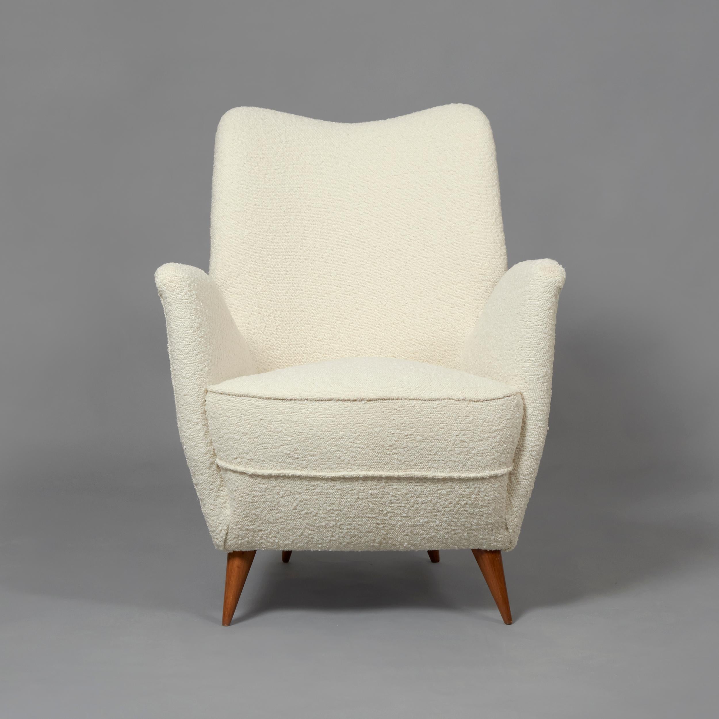 Little Italian armchair produced manufactured by Isa Bergamo. Excellent restored condition. Legs in Beech. Re-upholstered in white bouclé. Italy 1950s

This armchair is designed in the style of Gio Ponti's designs for the same company. 

