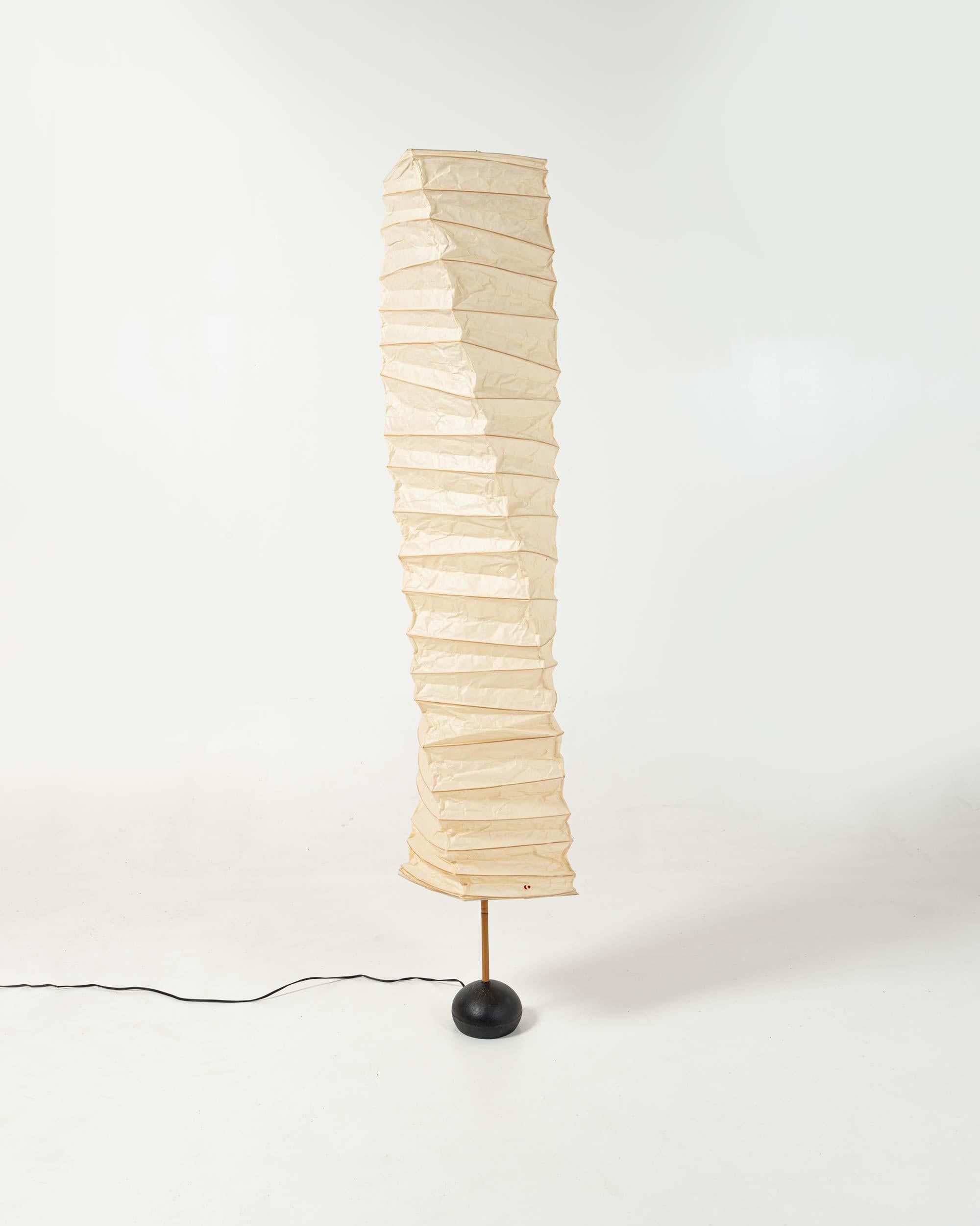 Ein außergewöhnlich seltenes und makelloses Exemplar der Lichtskulptur von Isamu Noguchi: Auslaufender 30N-Schirm auf BB3-Sockel. Sowohl der Schirm als auch der Sockel werden in der Originalverpackung geliefert. 
Der leuchtend rote Sonne- und