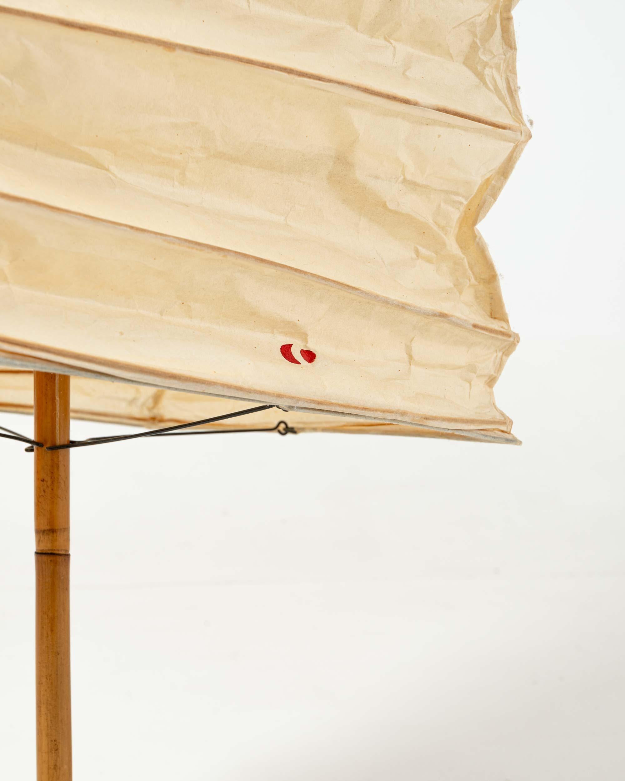 Isamu Noguchi Akari Lichtskulptur 30N-Schirm mit BB3-Sockel, Isamu, neu, auf Lager, 1950er Jahre (Moderne der Mitte des Jahrhunderts) im Angebot