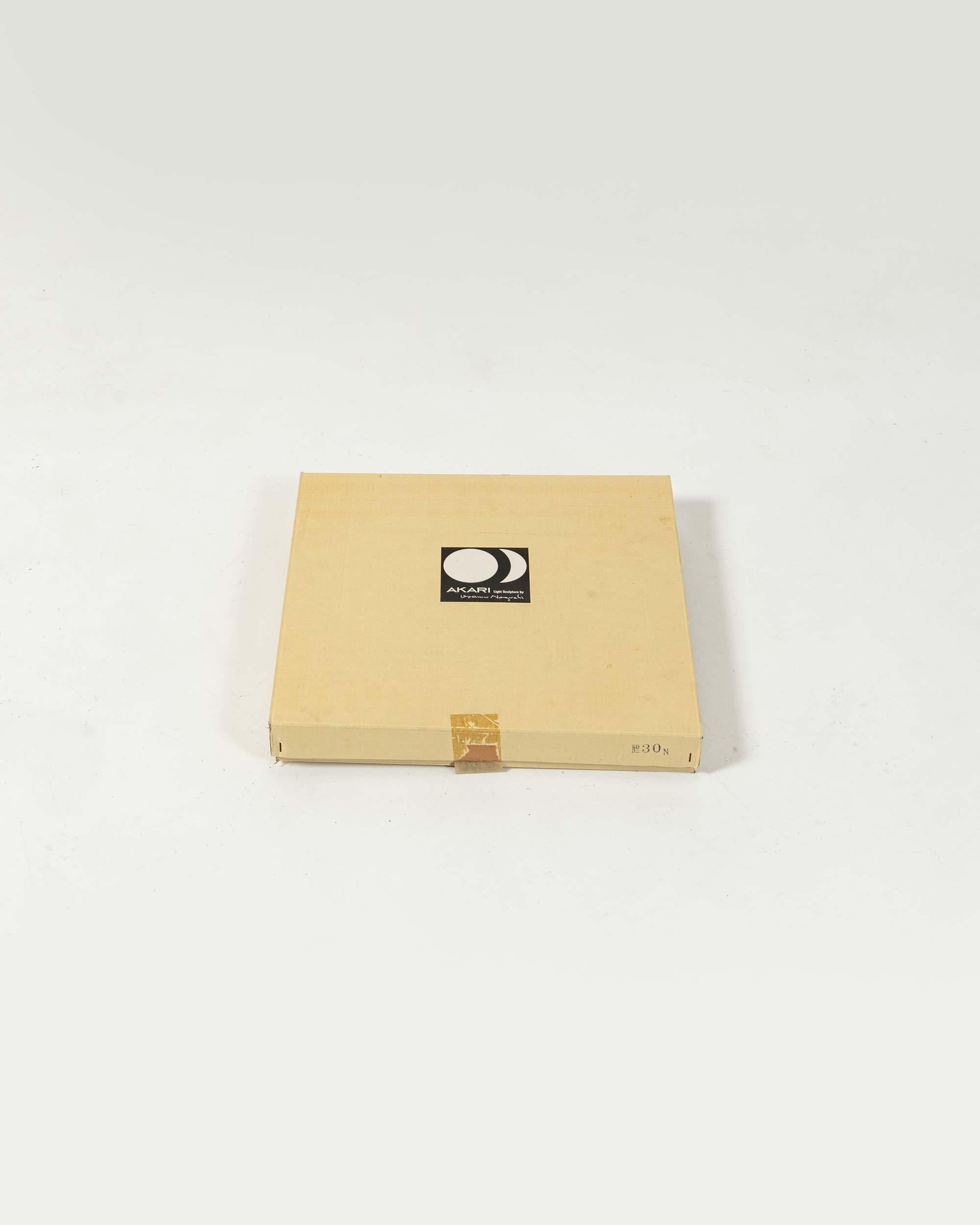 Isamu Noguchi Akari Lichtskulptur 30N-Schirm mit BB3-Sockel, Isamu, neu, auf Lager, 1950er Jahre im Angebot 1