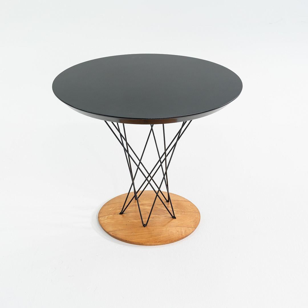 Il s'agit d'une table Cyclone pour enfants, modèle 87, initialement conçue par Isamu Noguchi pour Knoll en 1953. Cet exemple date des années 1950. La pièce a une base en bois blond, et elle est dotée d'un nouveau plateau noir fait sur mesure. Le