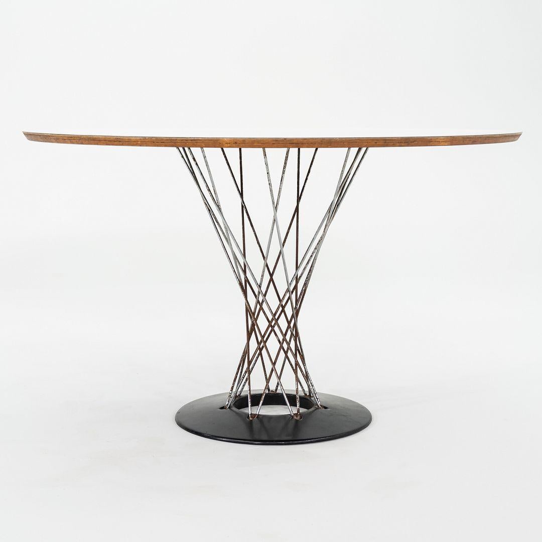 Il s'agit d'une table à manger Cyclone, modèle 312, initialement conçue par Isamu Noguchi pour Knoll en 1957. Cet exemple date des années 1950. La pièce a une base en fonte qui est revêtue d'émail de porcelaine noir, et elle a un plateau en
