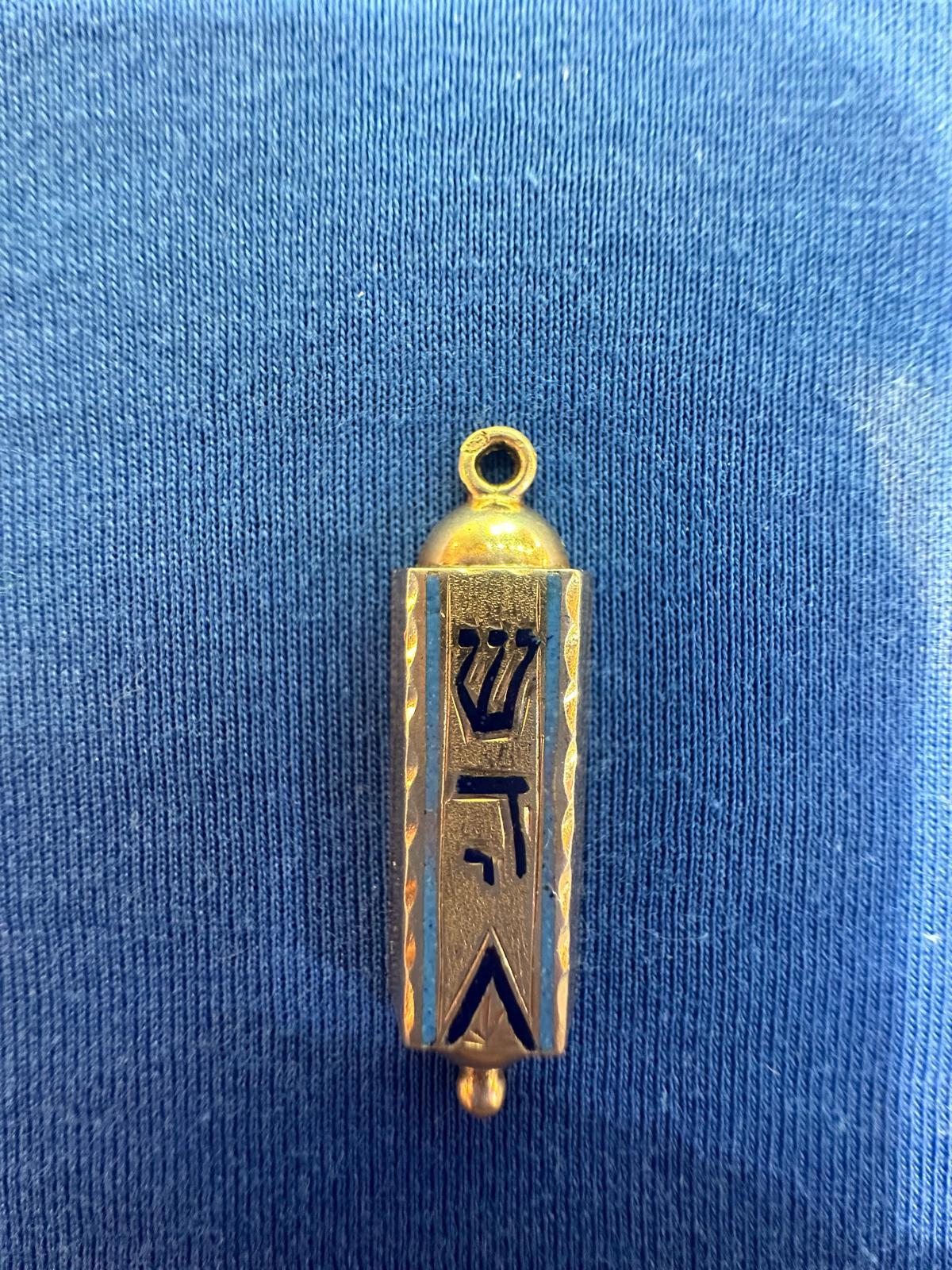 Vintage 1950s Israeli 14K Gold Mezuzah Pendant with Enamel and Original Parchment – Featuring “Shaddai” (שדי)
This handmade 1950s Israeli mezuzah pendant is crafted from 14K gold and adorned with blue enamel accents. The front of the pendant