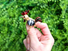 1950s Italian 11.19ct Banded Agate, Enamel and 18k Yellow Gold Cockerel Brooch