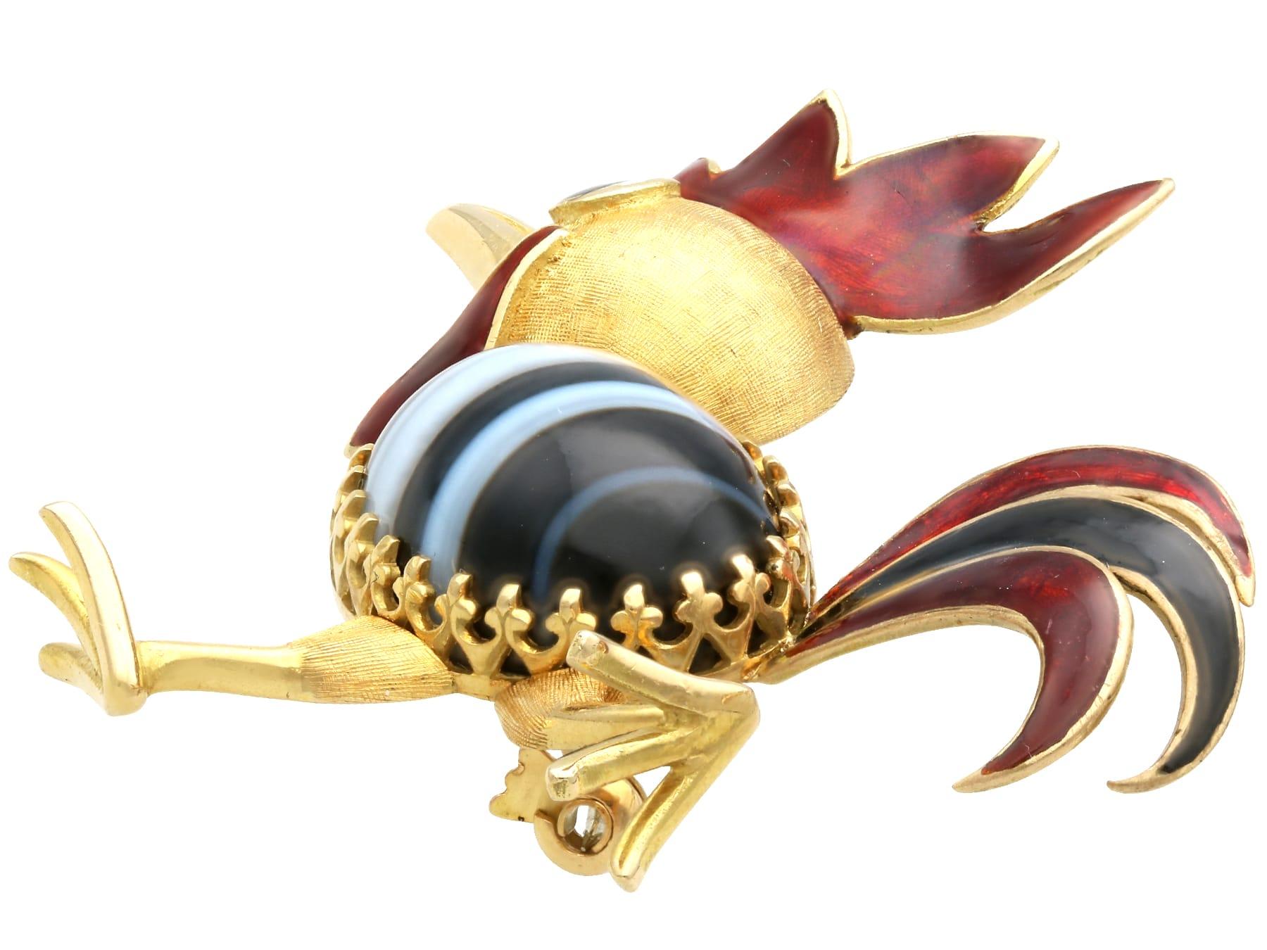 Cabochon 1950s Italian 11.19ct Banded Agate, Enamel and 18k Yellow Gold Cockerel Brooch For Sale