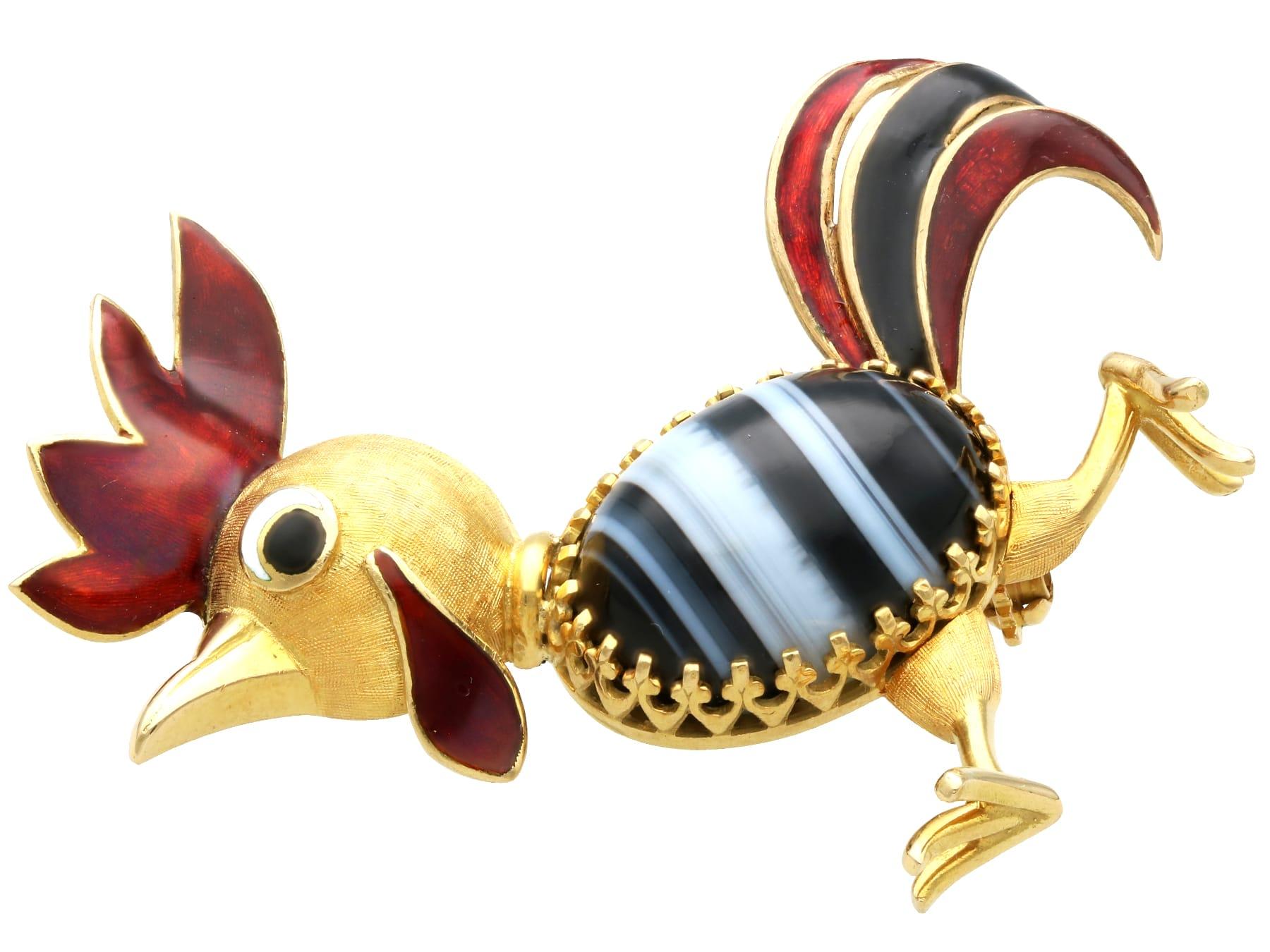 1950s Italian 11.19ct Banded Agate, Enamel and 18k Yellow Gold Cockerel Brooch In Excellent Condition For Sale In Jesmond, Newcastle Upon Tyne