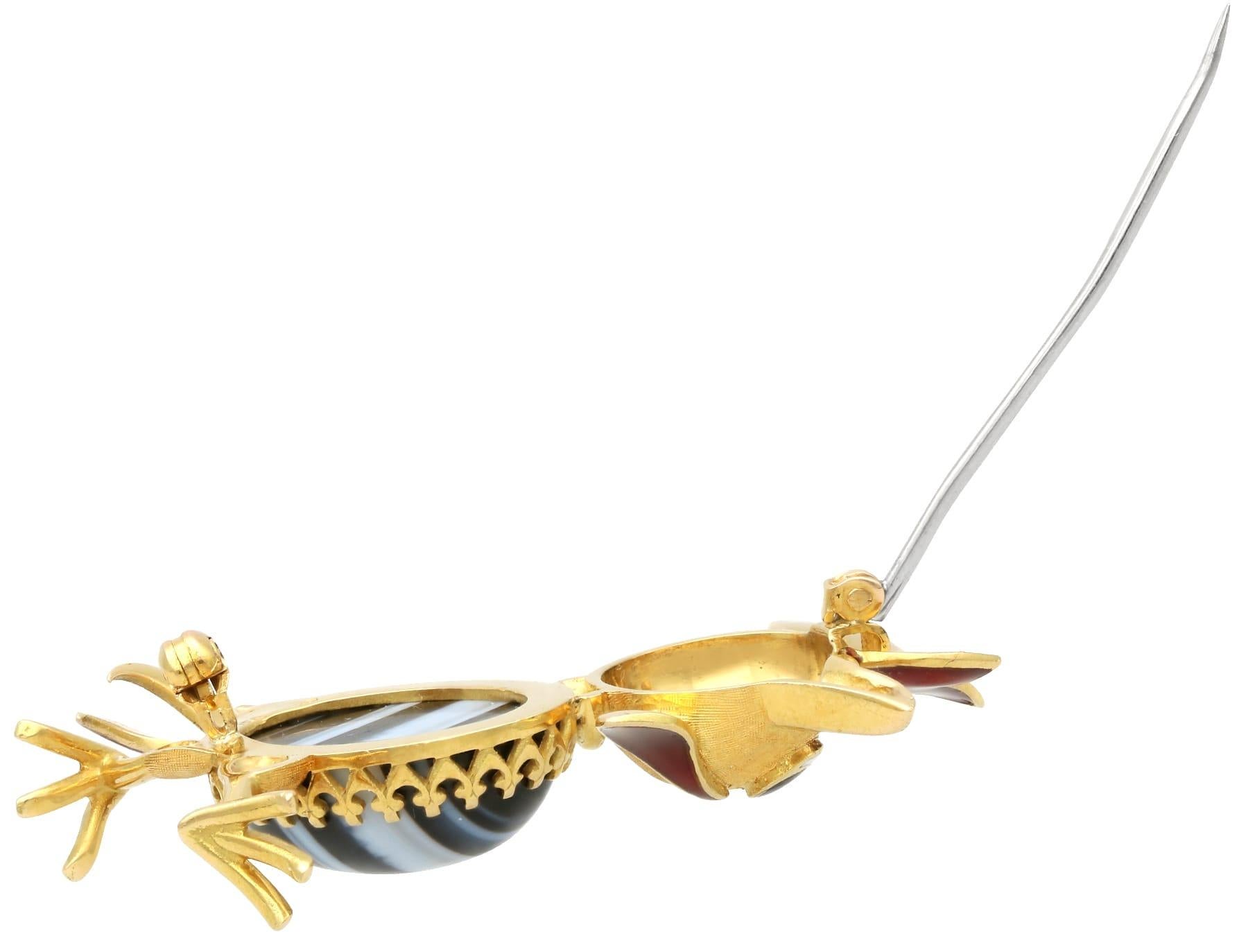 1950s Italian 11.19ct Banded Agate, Enamel and 18k Yellow Gold Cockerel Brooch For Sale 1