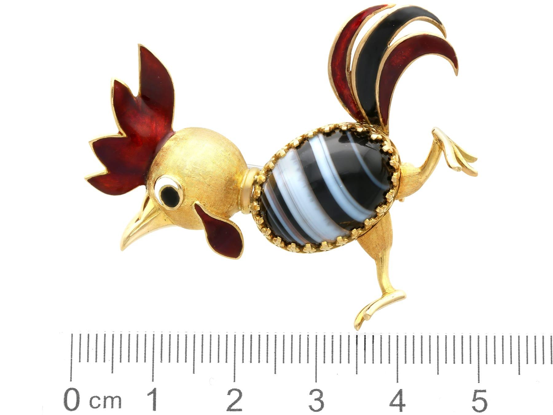 1950s Italian 11.19ct Banded Agate, Enamel and 18k Yellow Gold Cockerel Brooch For Sale 2