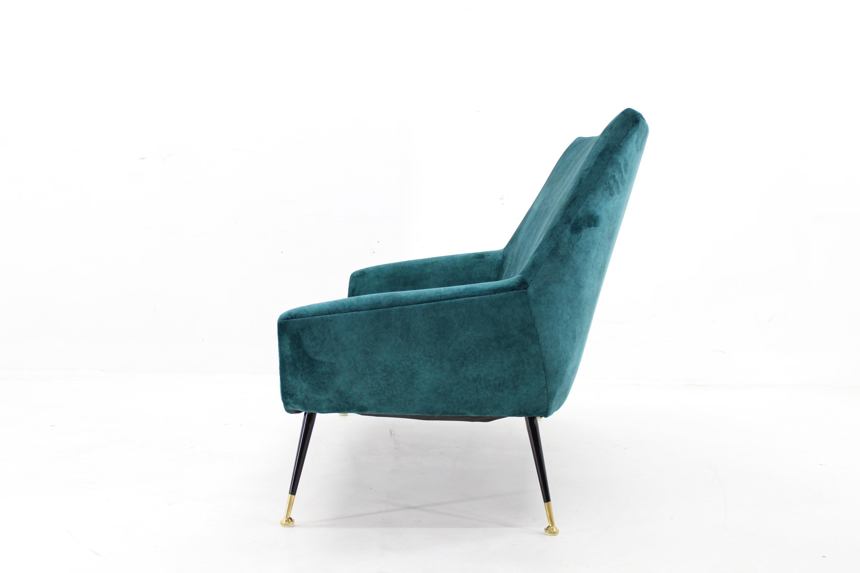 1950er Jahre Italienisches 2-Sitzer-Sofa, restauriert im Zustand „Gut“ im Angebot in Praha, CZ