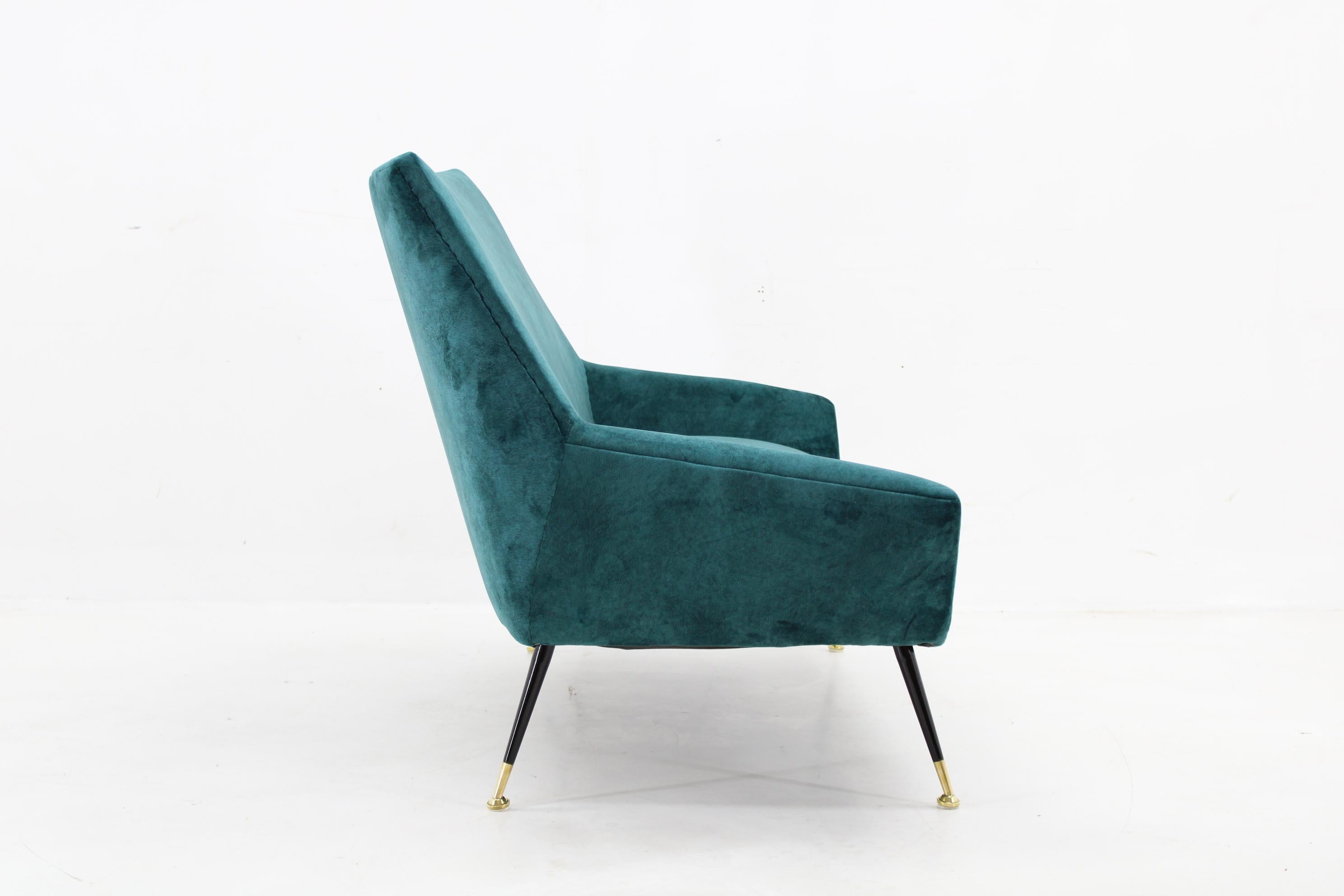 1950er Jahre Italienisches 2-Sitzer-Sofa, restauriert (Stoff) im Angebot