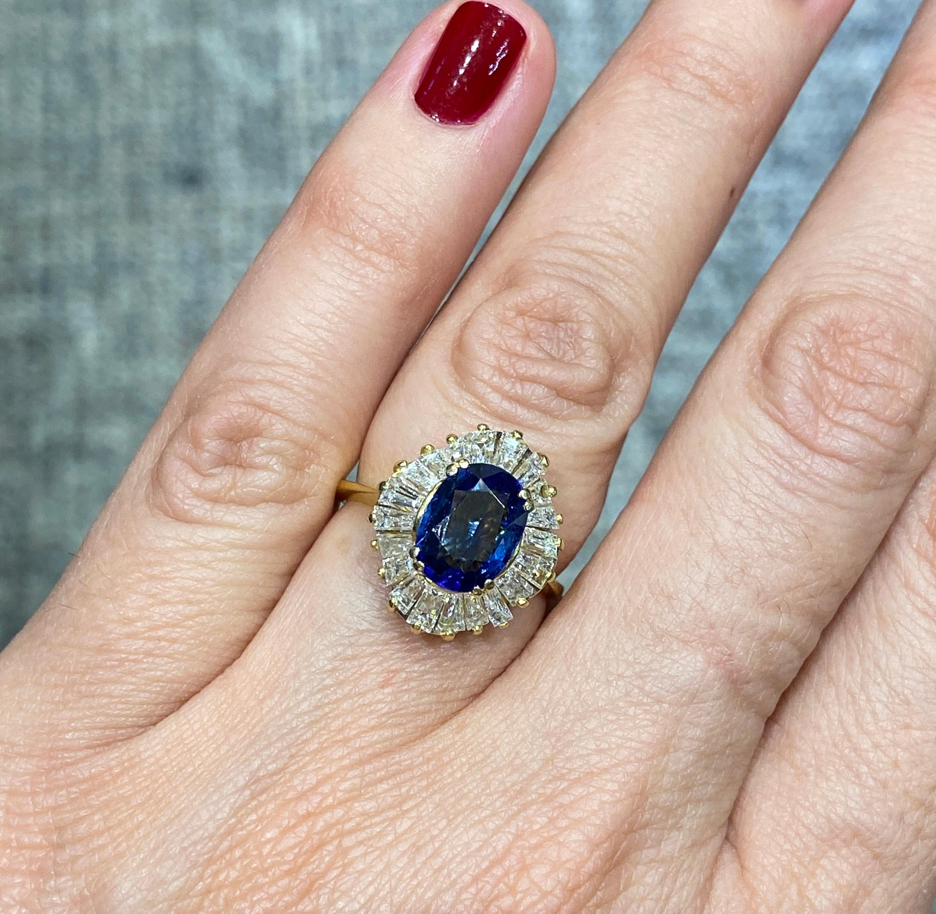 Contemporary 1950s Italian 2.5 carat Ceylon Sapphire and 1.5 c tapered baguette diamond ring For Sale