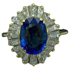 Bague italienne des années 1950 en saphir de Ceylan de 2,5 carats et diamant baguette effilé de 1,5 carats