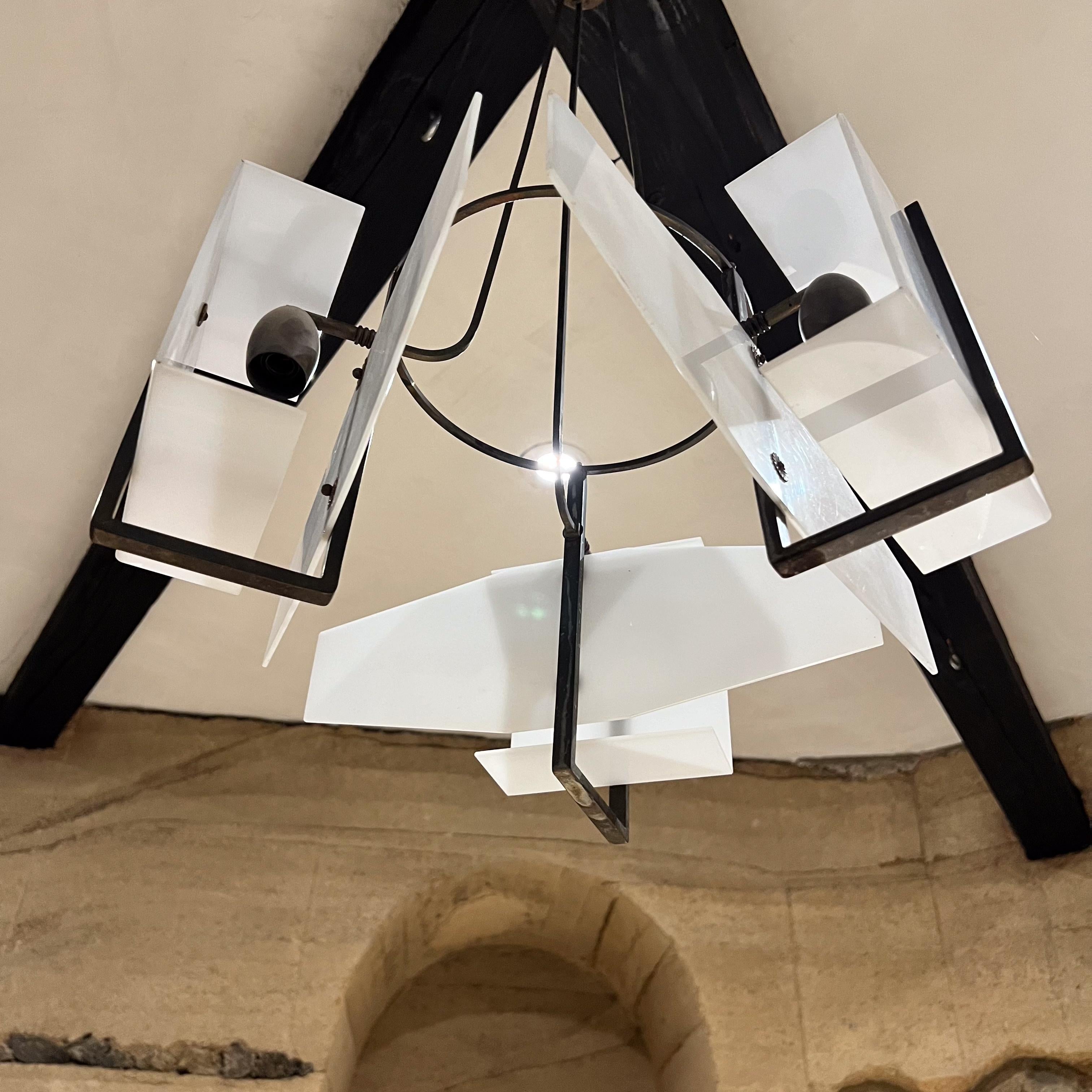 Lampadario a 3 luci italiano del 1950 in ottone patinato, plexiglass geometrico in vendita 3