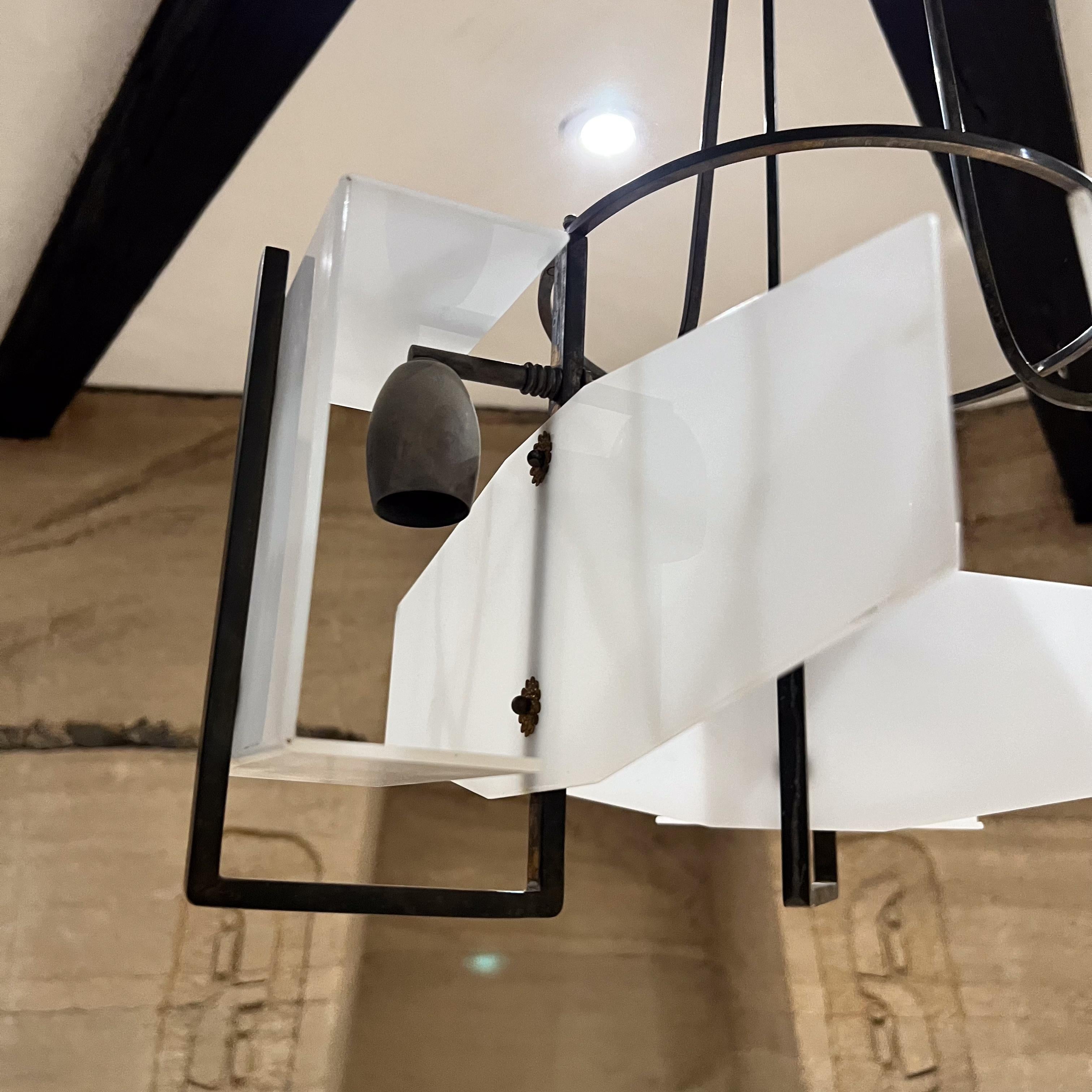 Lampadario a 3 luci italiano del 1950 in ottone patinato, plexiglass geometrico in vendita 10