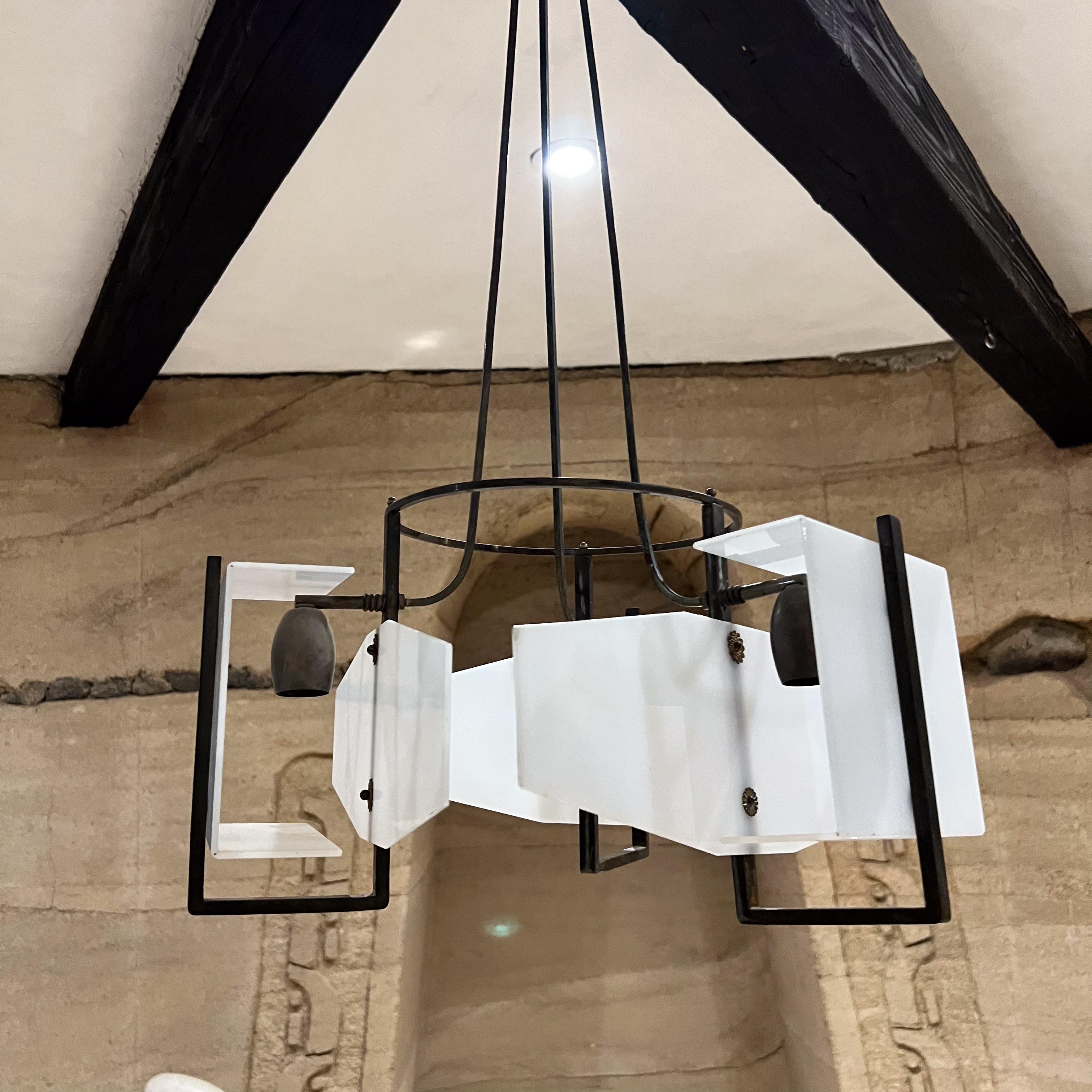 Lampadario a 3 luci italiano del 1950 in ottone patinato, plexiglass geometrico in vendita 2