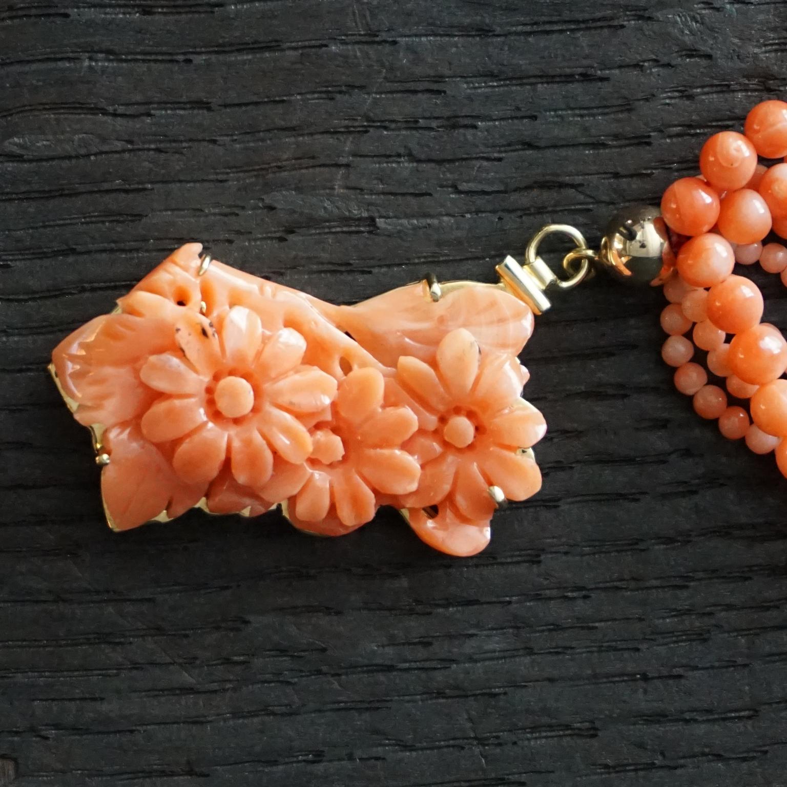 1950s Italian Angel Skin Coral Eight Strand Necklace 18kt Gold hand Carved Lock For Sale 2
