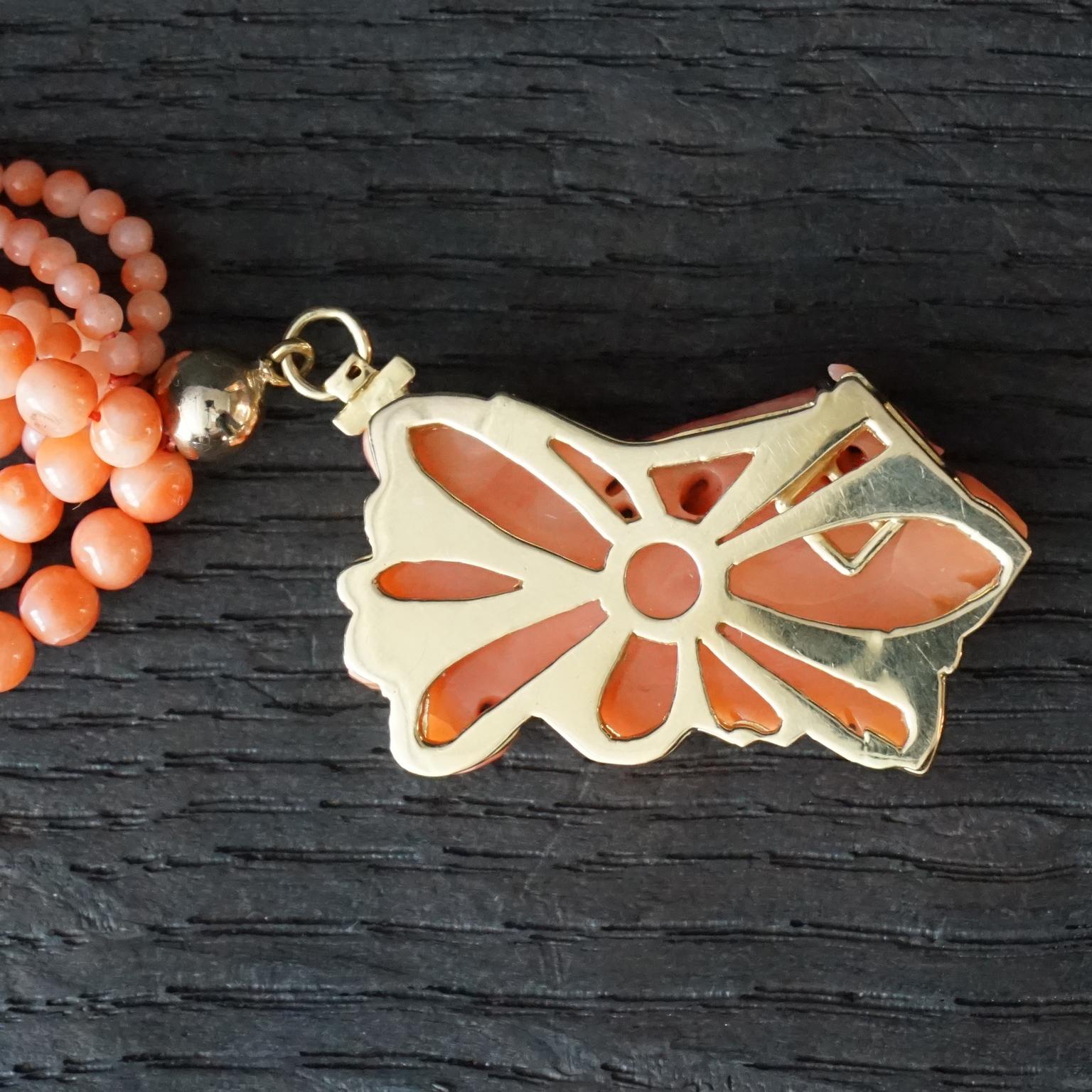 1950s Italian Angel Skin Coral Eight Strand Necklace 18kt Gold hand Carved Lock For Sale 3