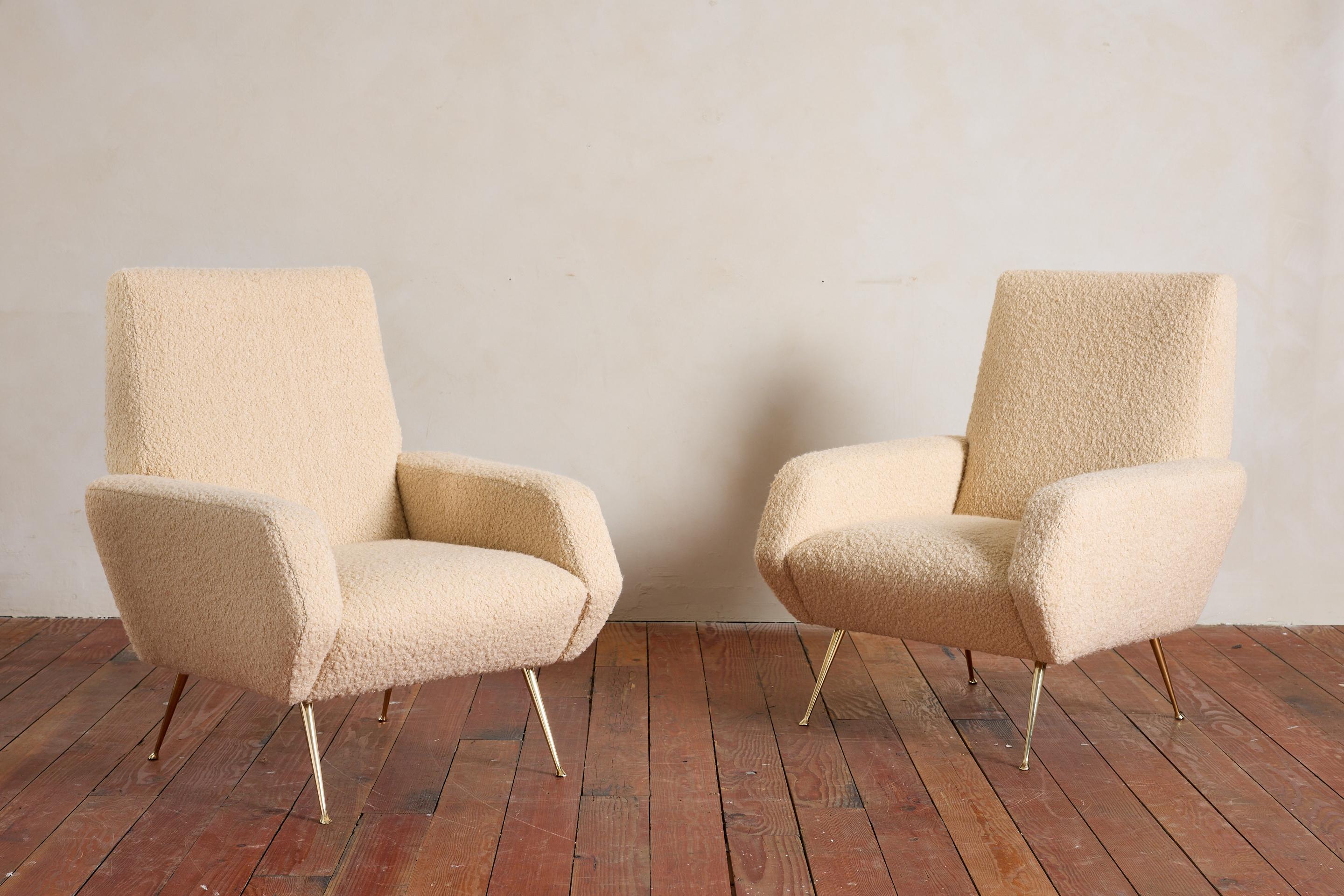 Pareja de sillones italianos de los años 50 con patas de latón macizo y brazos escultóricos de formas geométricas

Retapizado en bouclé de lana belga amarillo mantequilla 