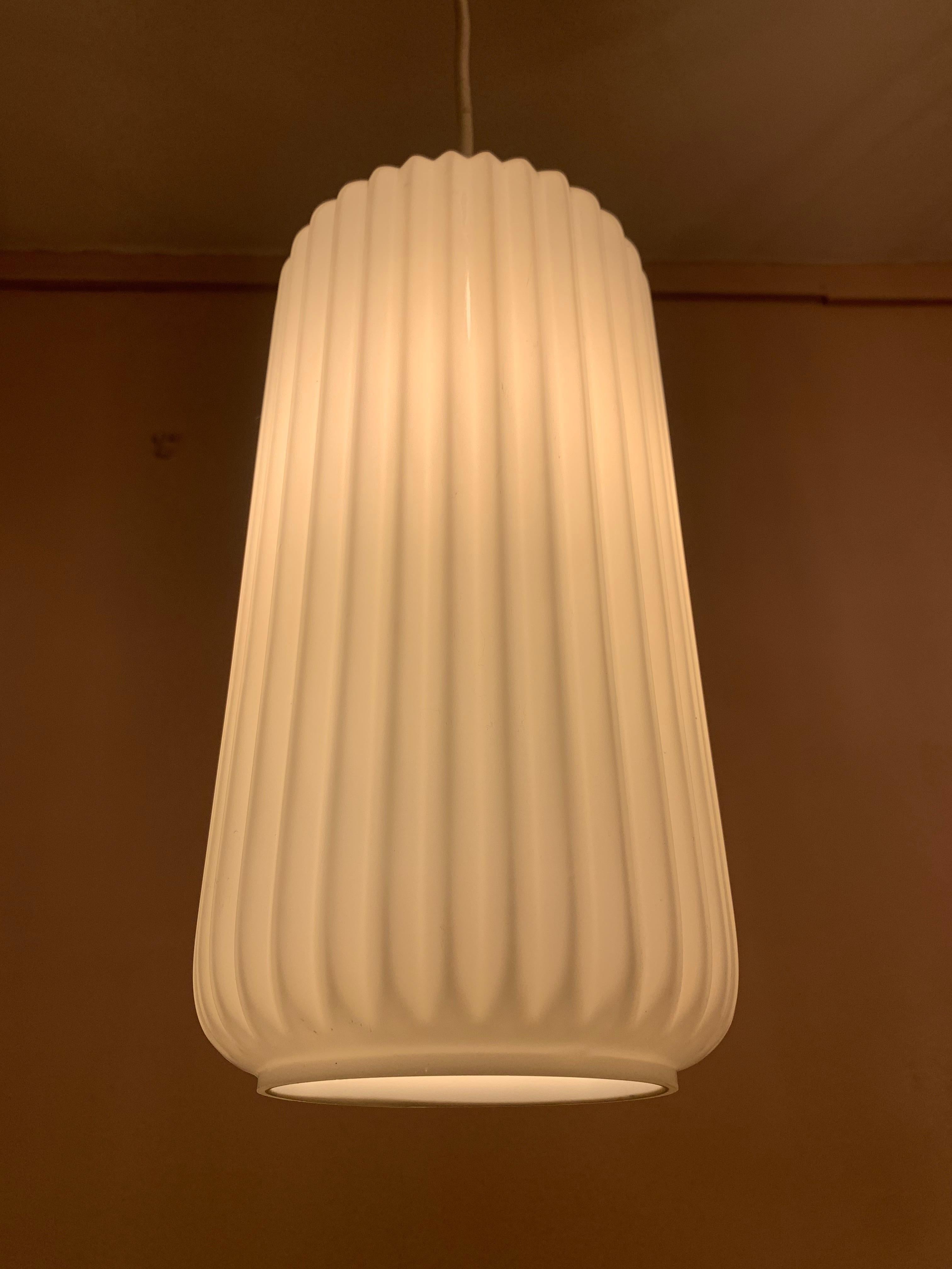 1950s Italian Arredoluce Style Opaline Ribbed Glass Pendant Hanging Light In Good Condition In London, GB